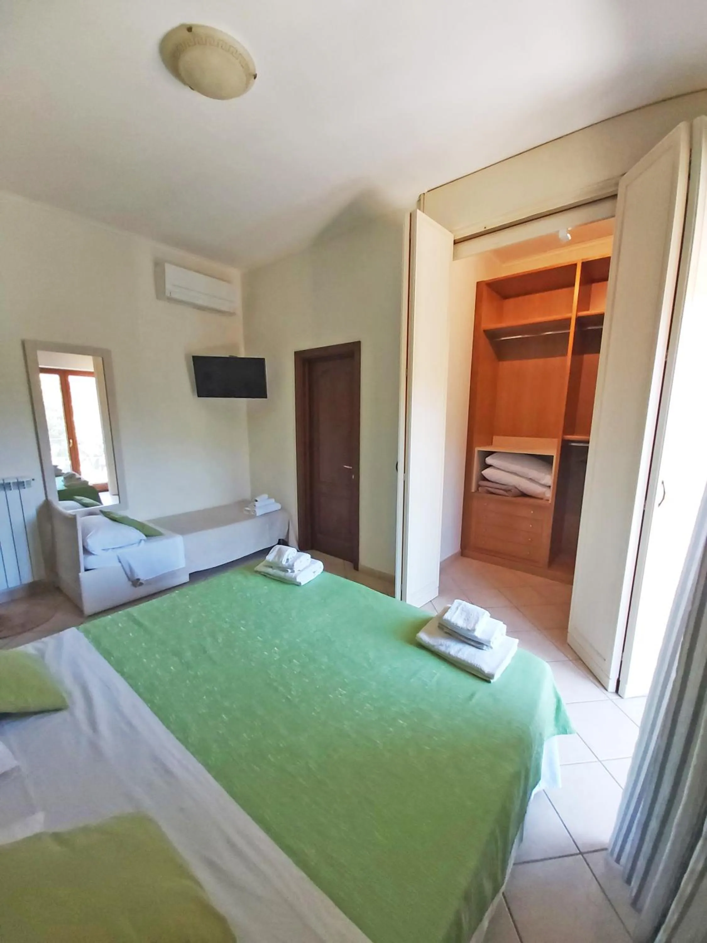 Bedroom, Bed in Sosò