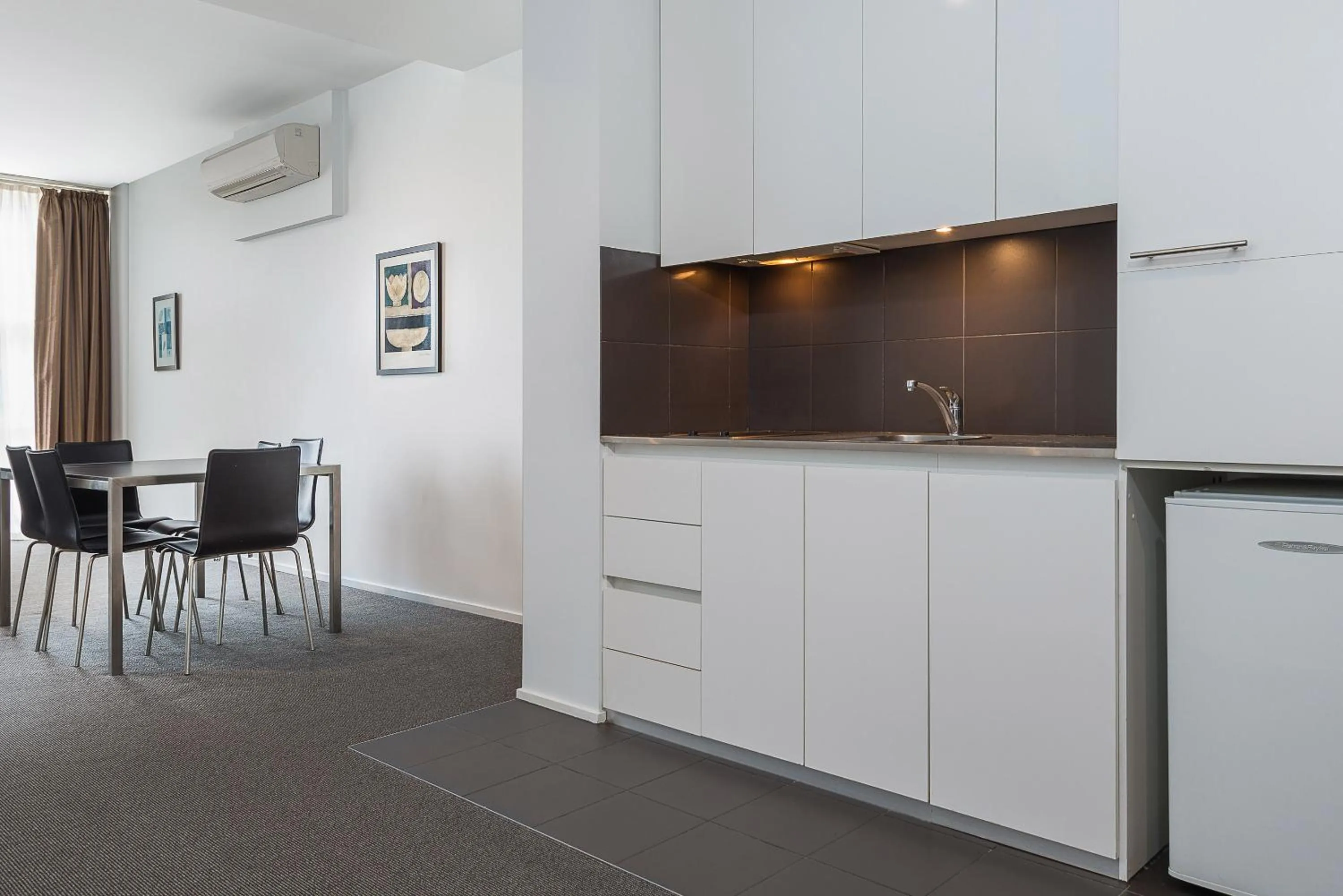 Kitchen or kitchenette in Mantra 100 Exhibition