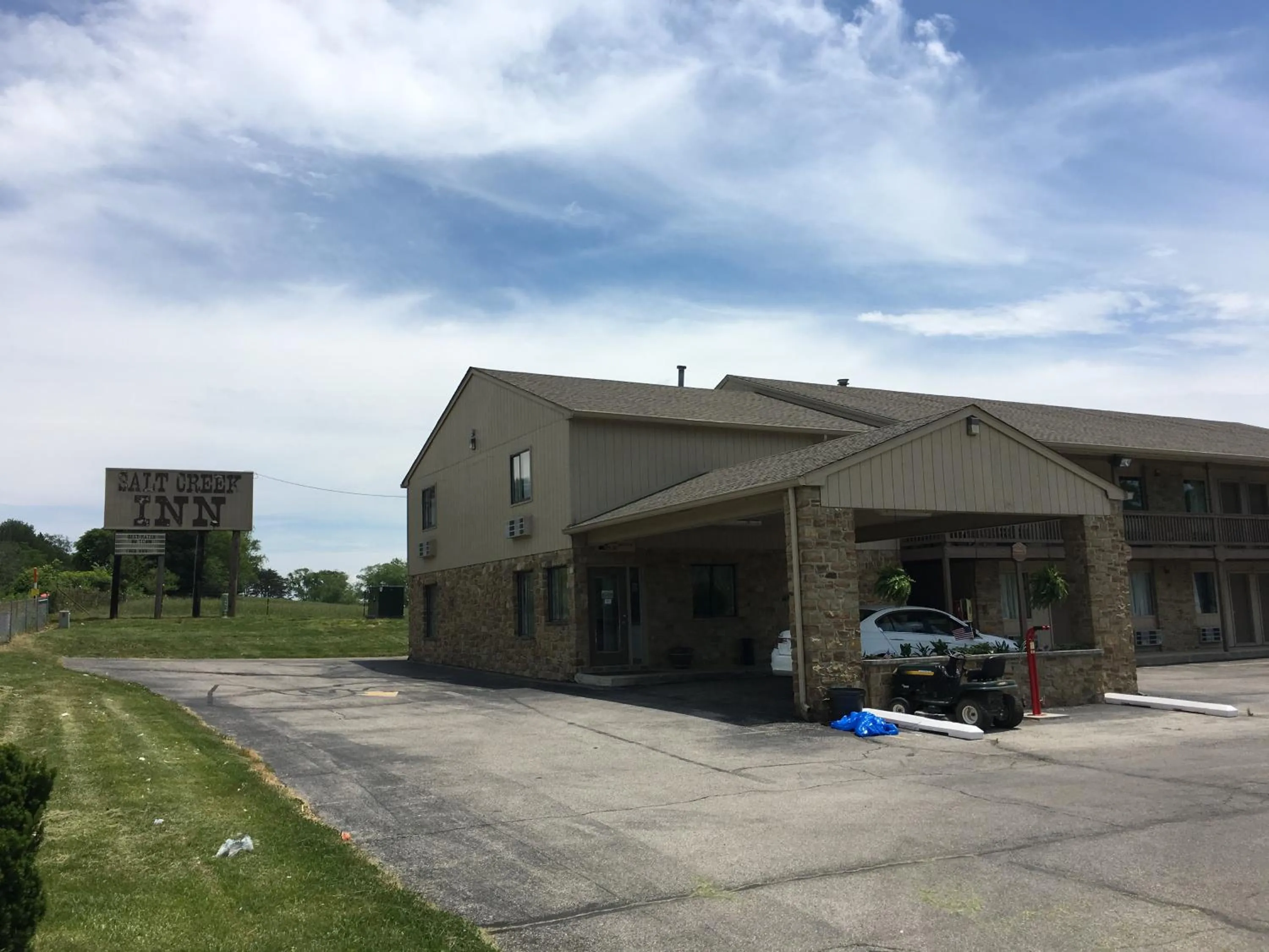 Property building in Salt Creek Inn