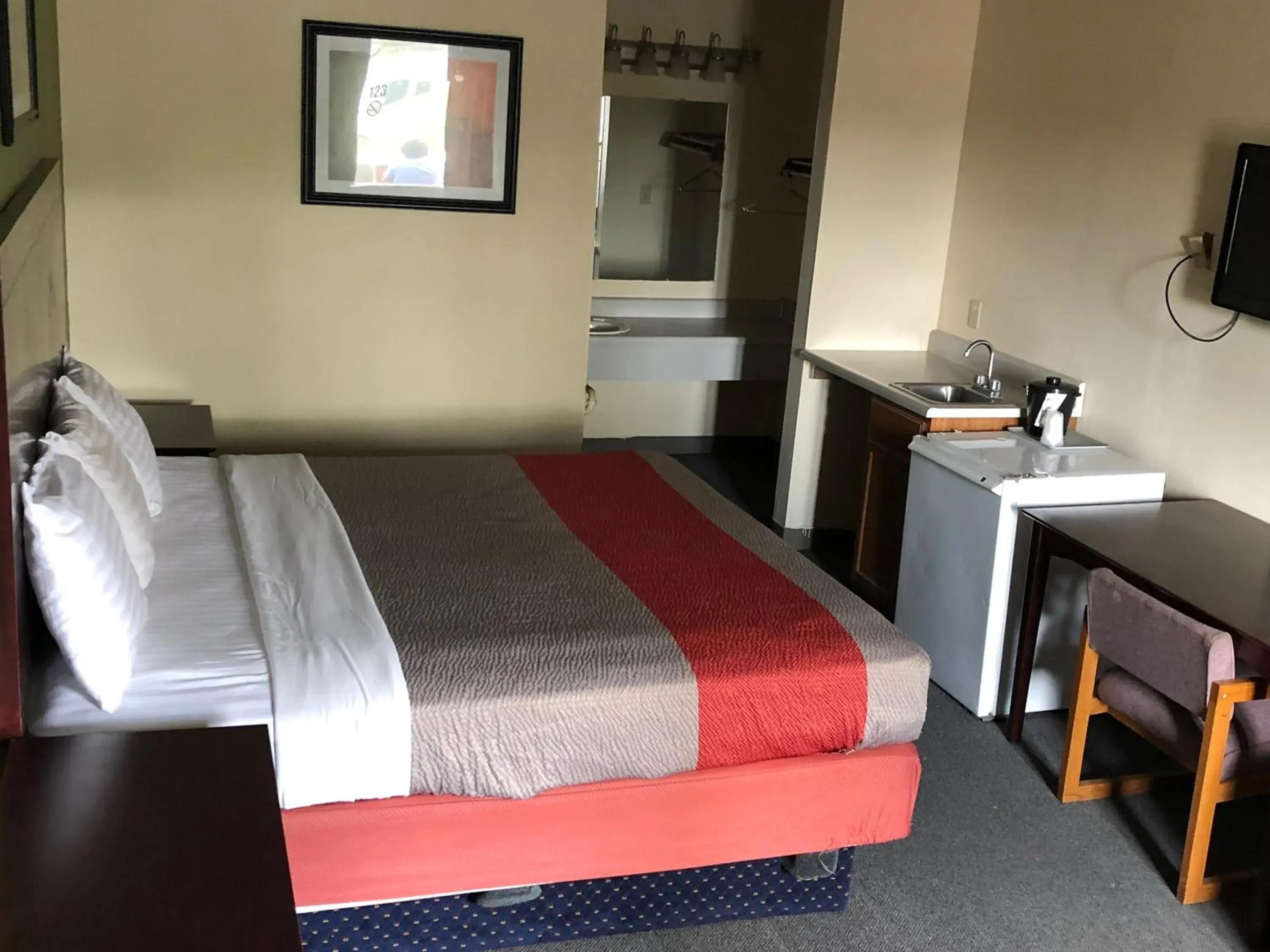 Budget Double Room in Salt Creek Inn Budget Double Room in Salt Creek Inn