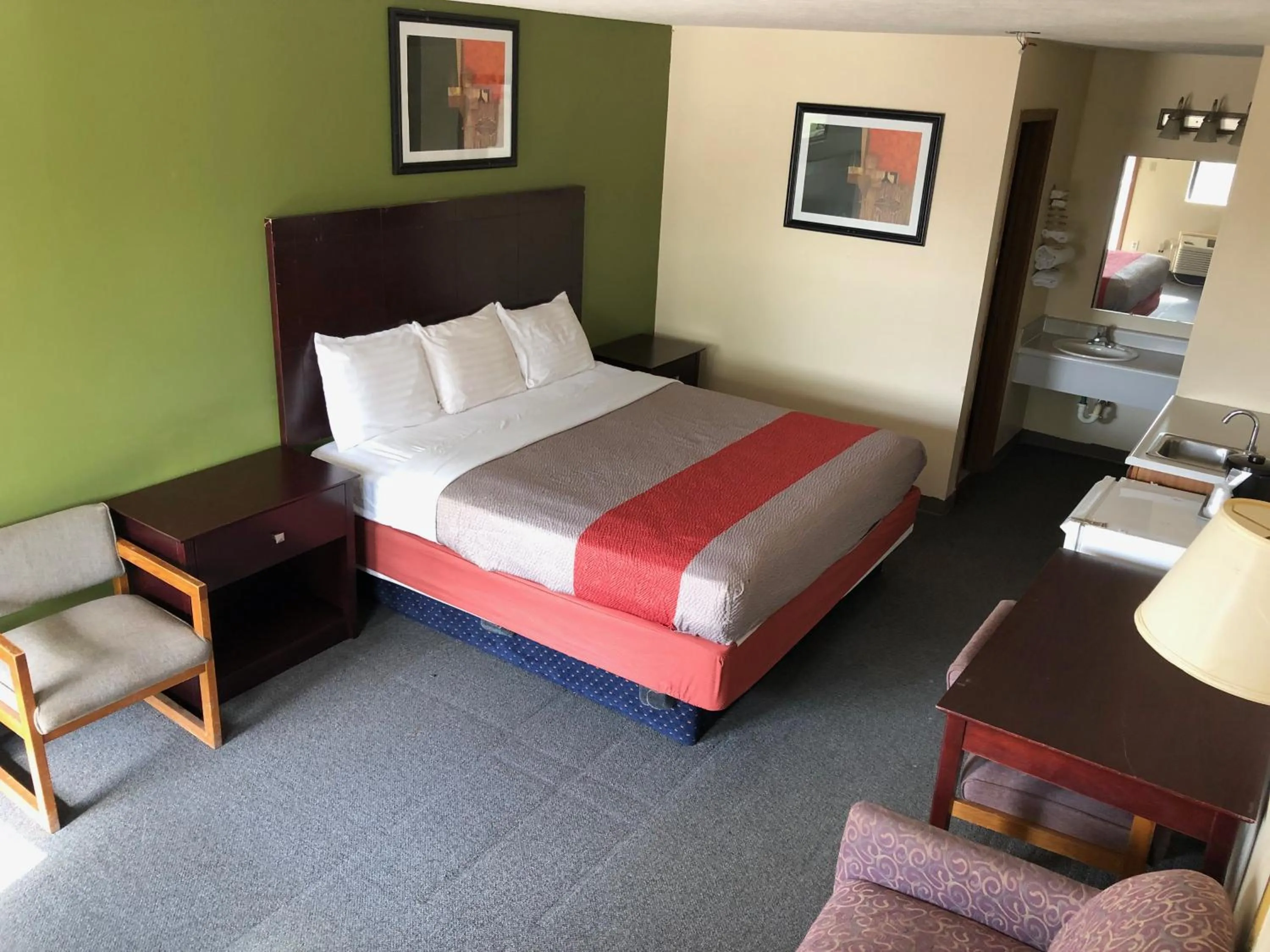 Bathroom, Bed in Salt Creek Inn