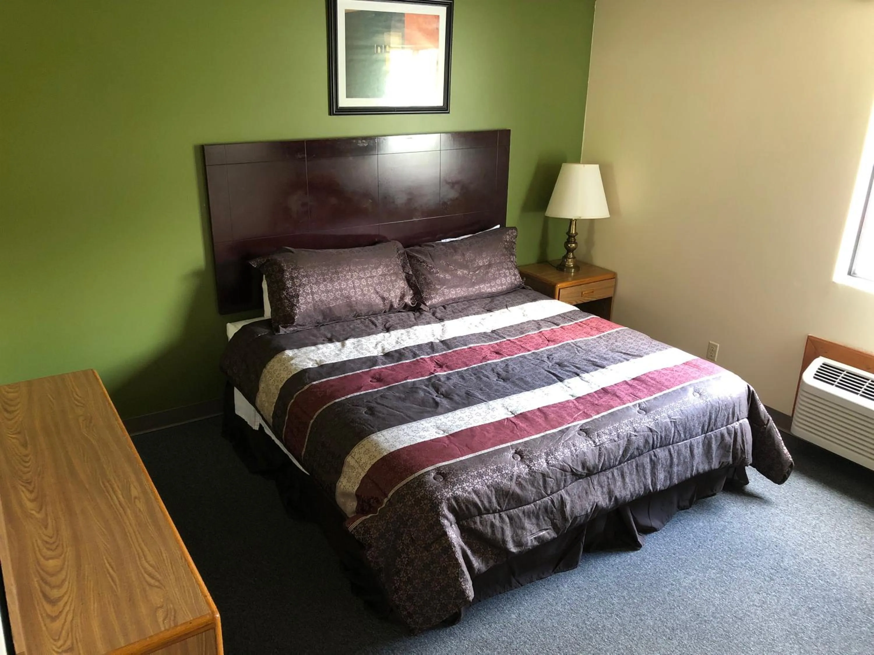 Bathroom, Bed in Salt Creek Inn