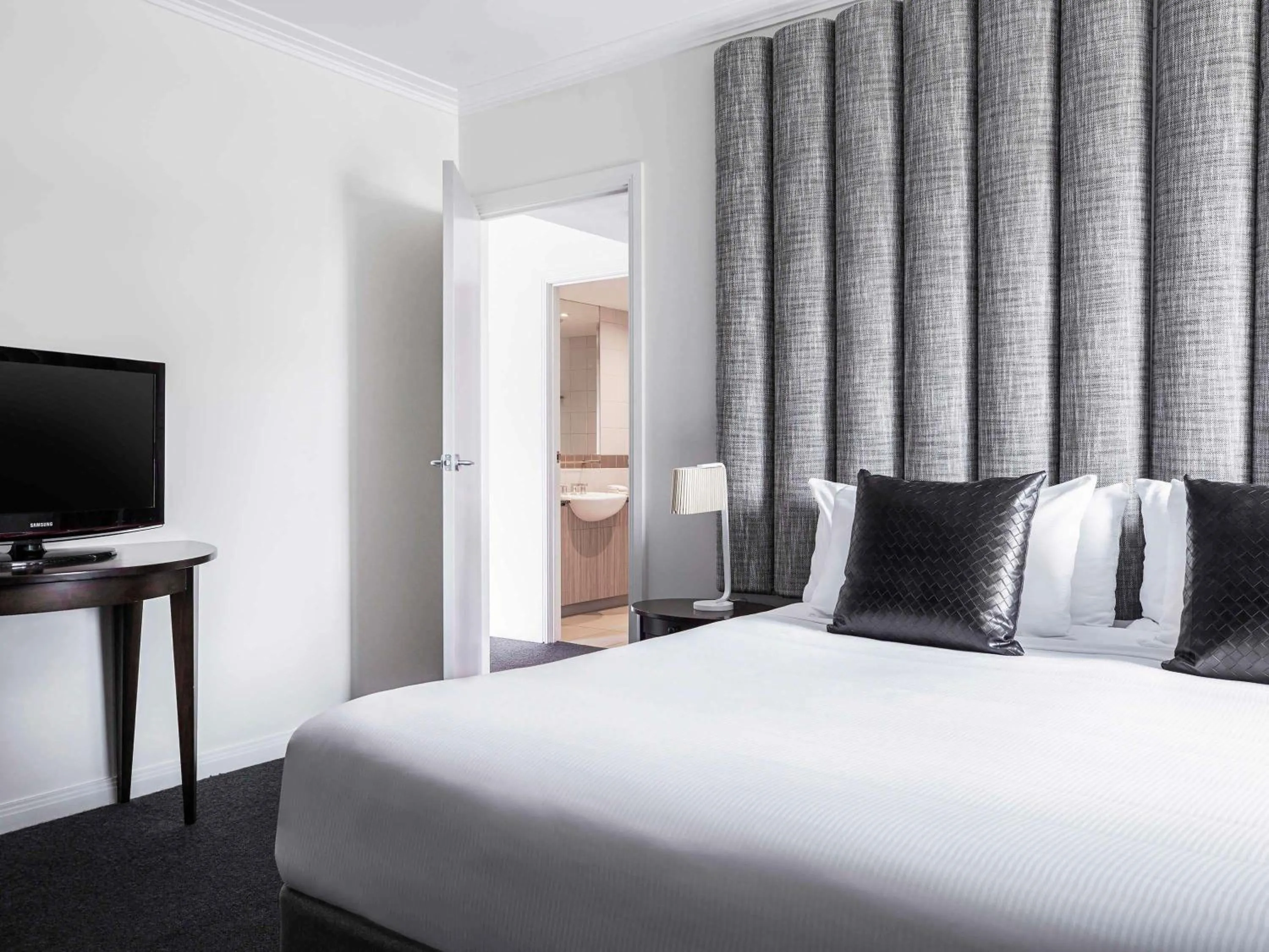 Bedroom, Bed in Mantra on Russell