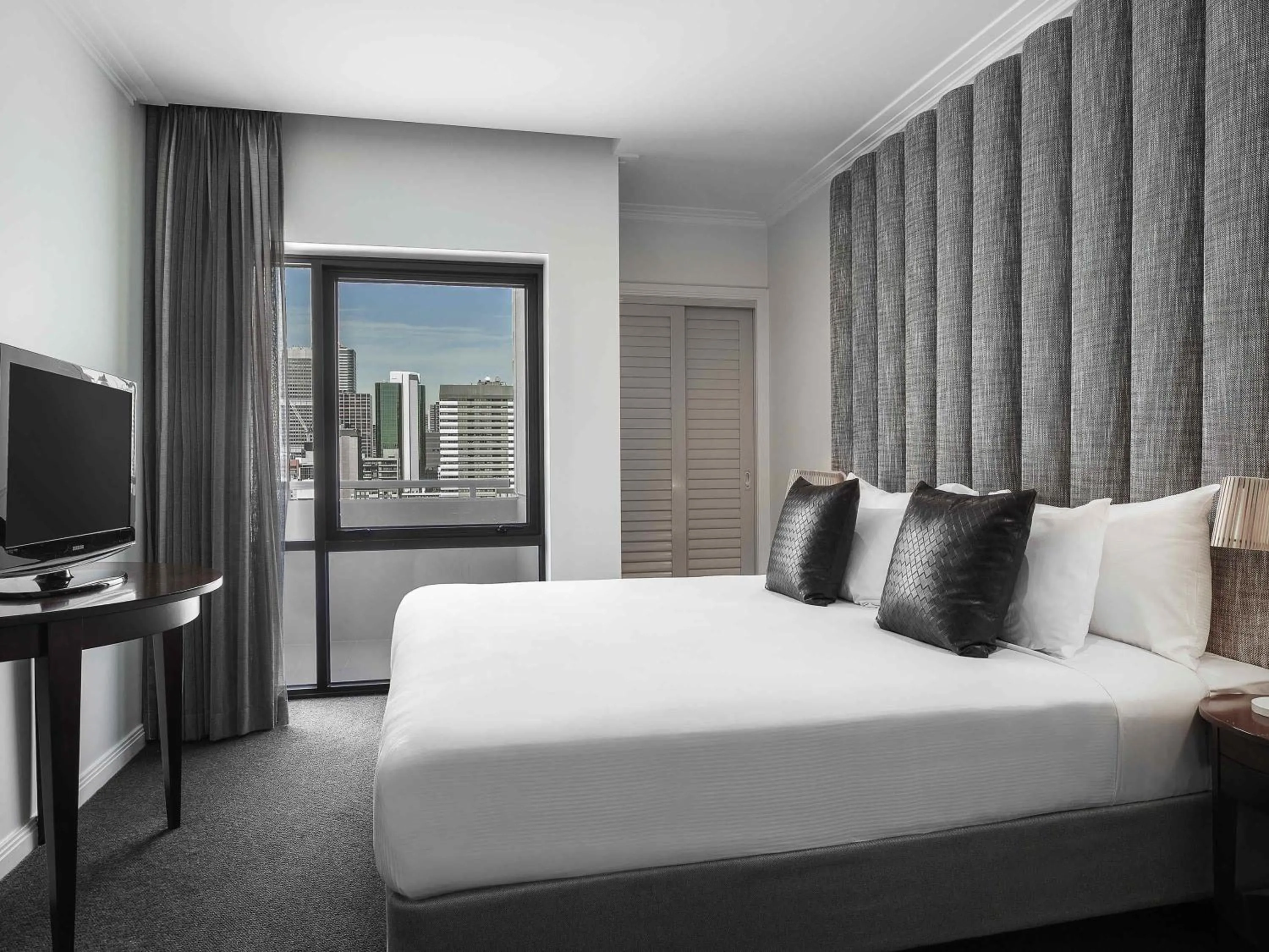 Bedroom, Bed in Mantra on Russell