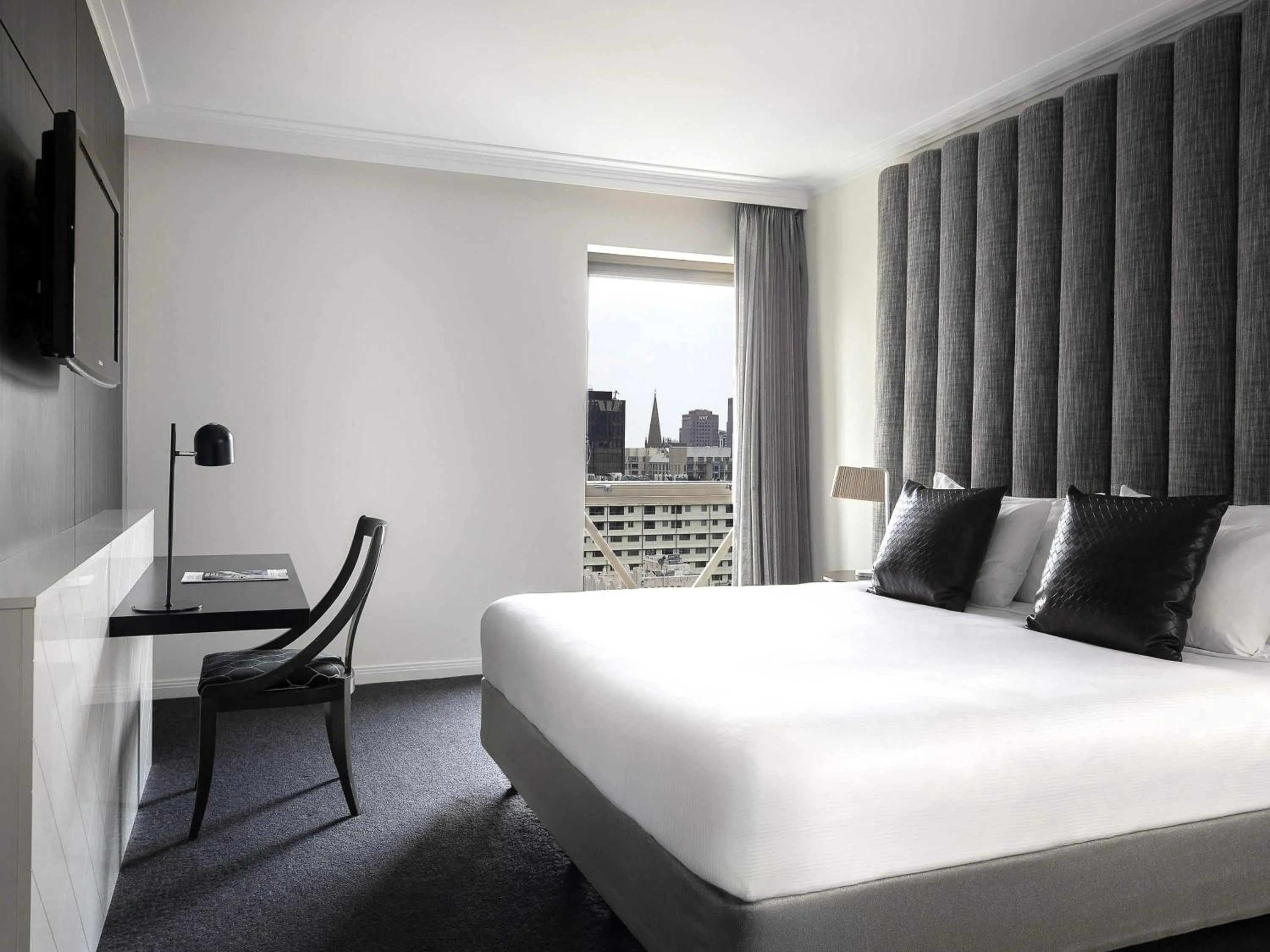 Bedroom, Bed in Mantra on Russell