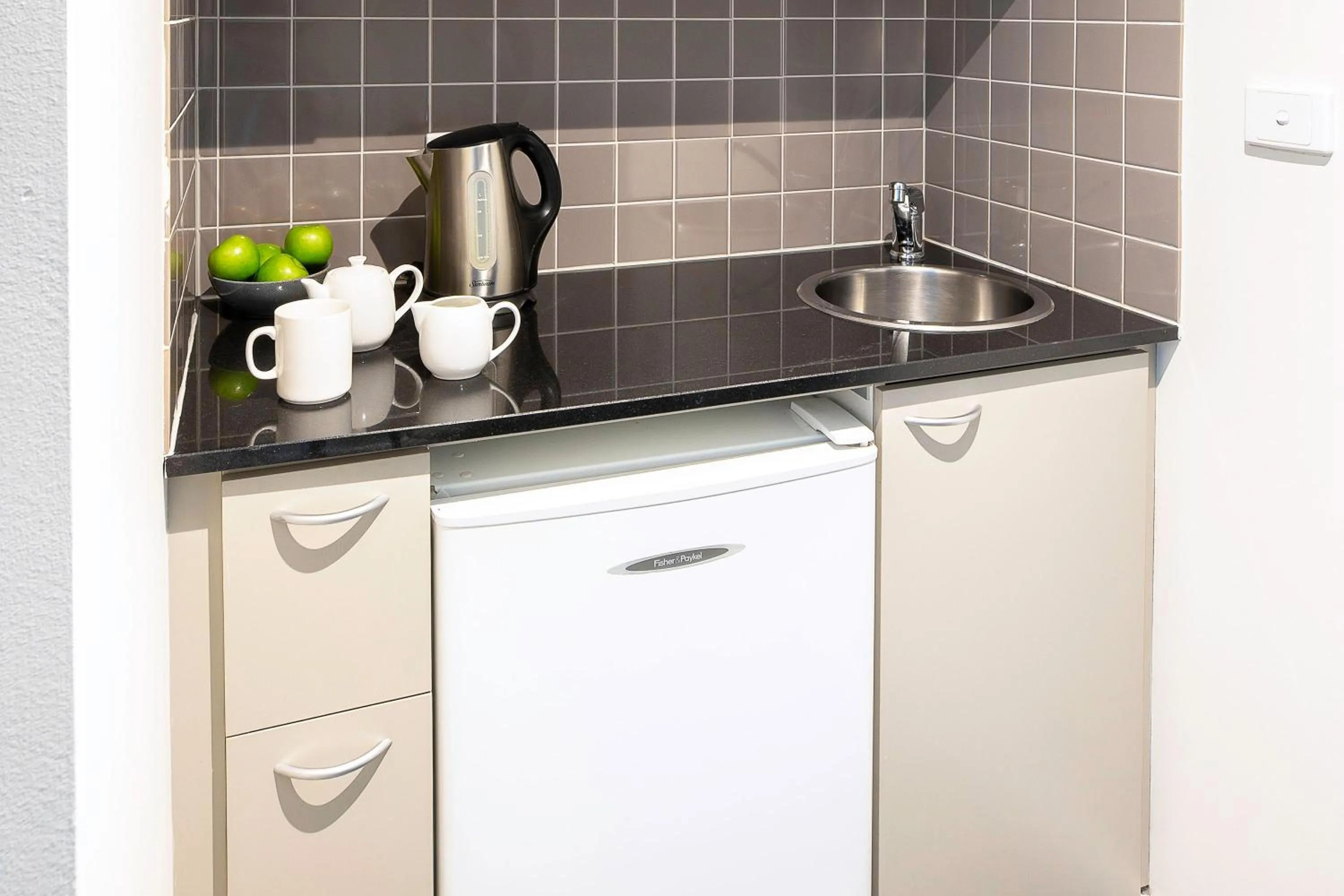 Coffee/tea facilities in Mantra on Russell