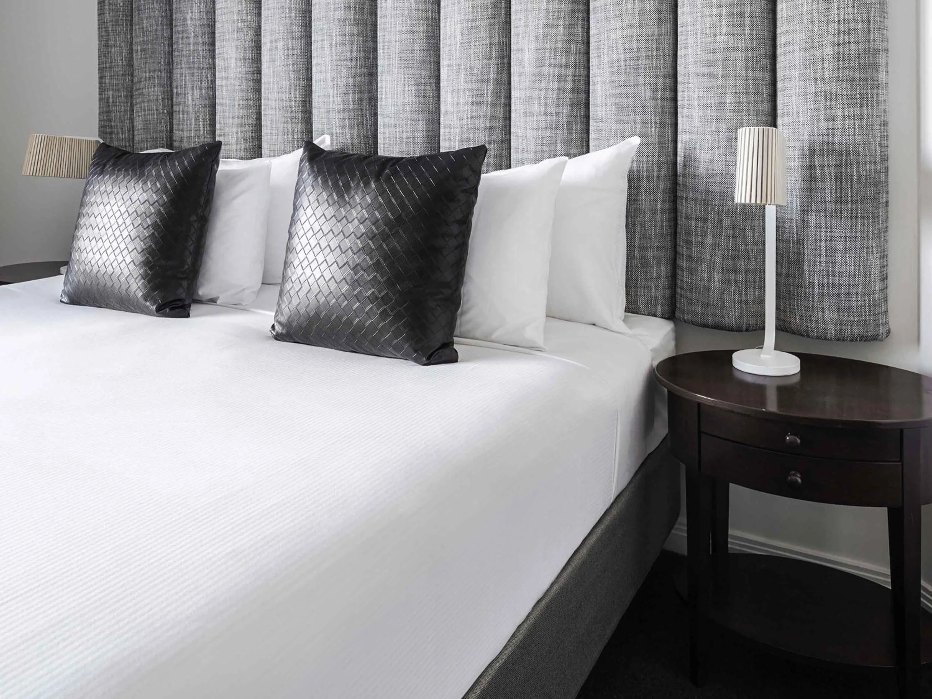 Bedroom, Bed in Mantra on Russell