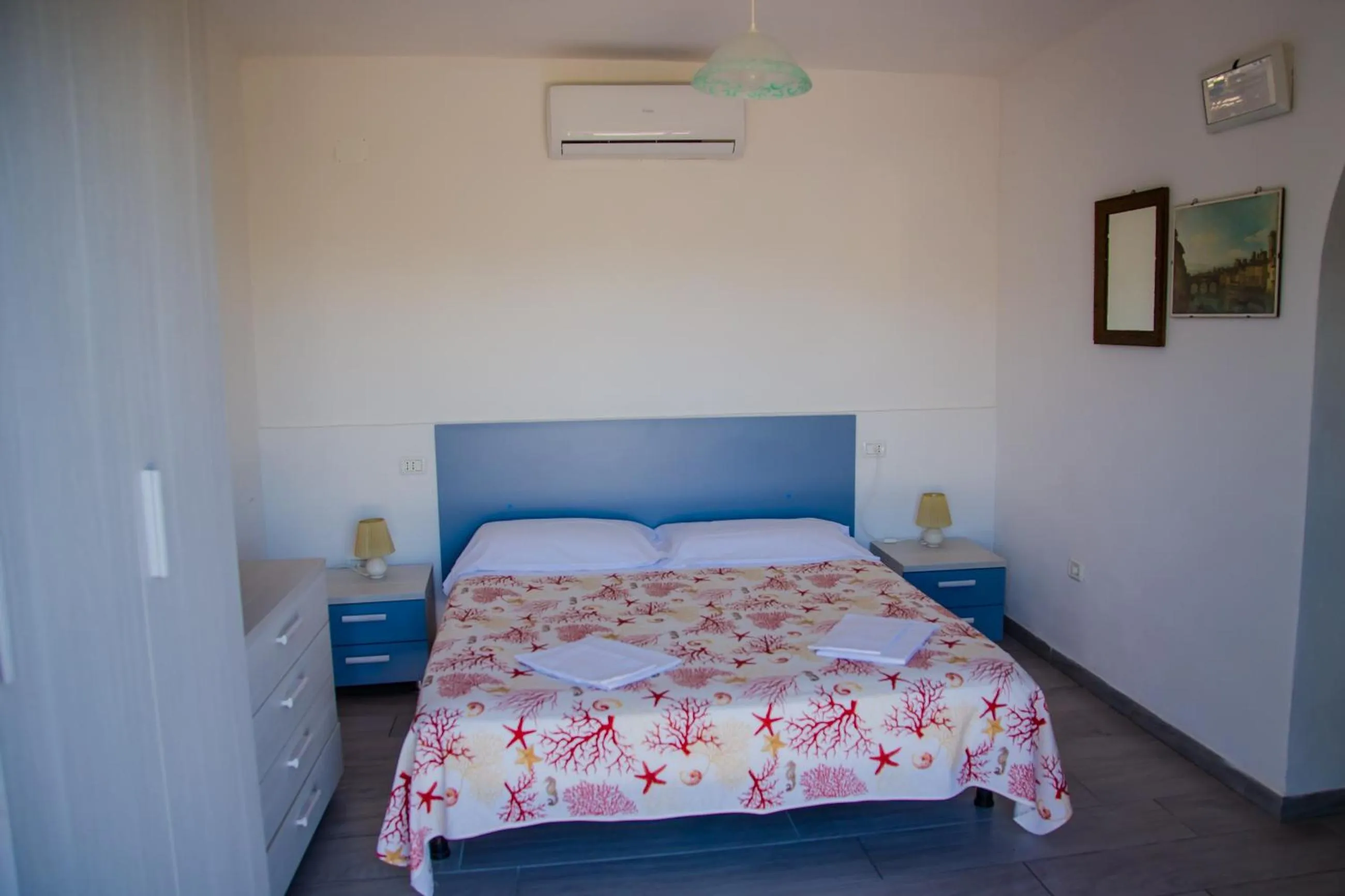 Photo of the whole room, Bed in Mandel Residence by Mandel Club