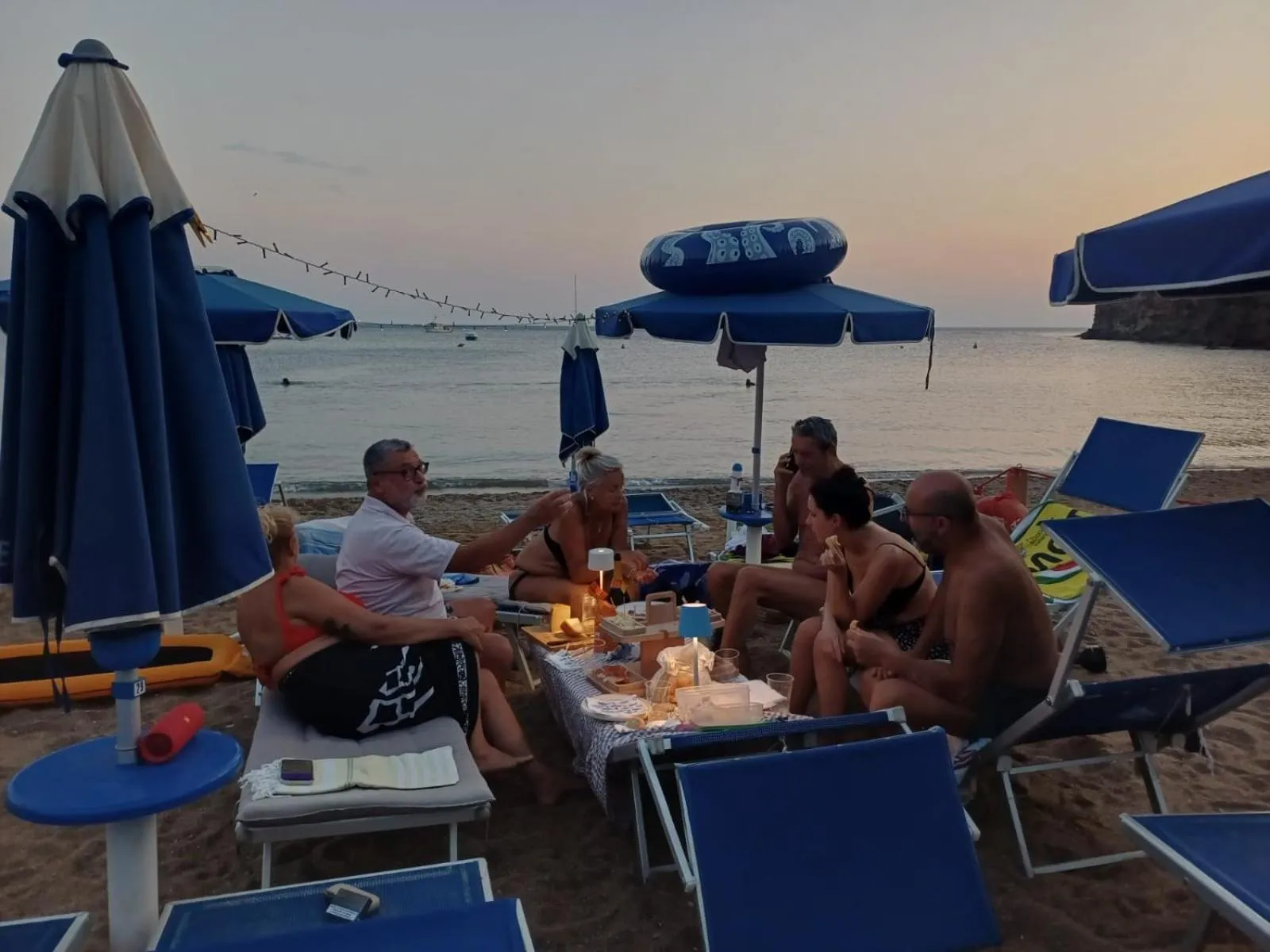 Restaurant/places to eat in Mandel Residence by Mandel Club