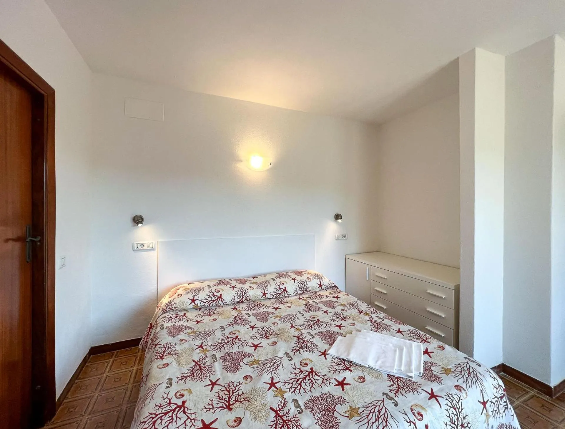 Photo of the whole room, Bed in Mandel Residence by Mandel Club