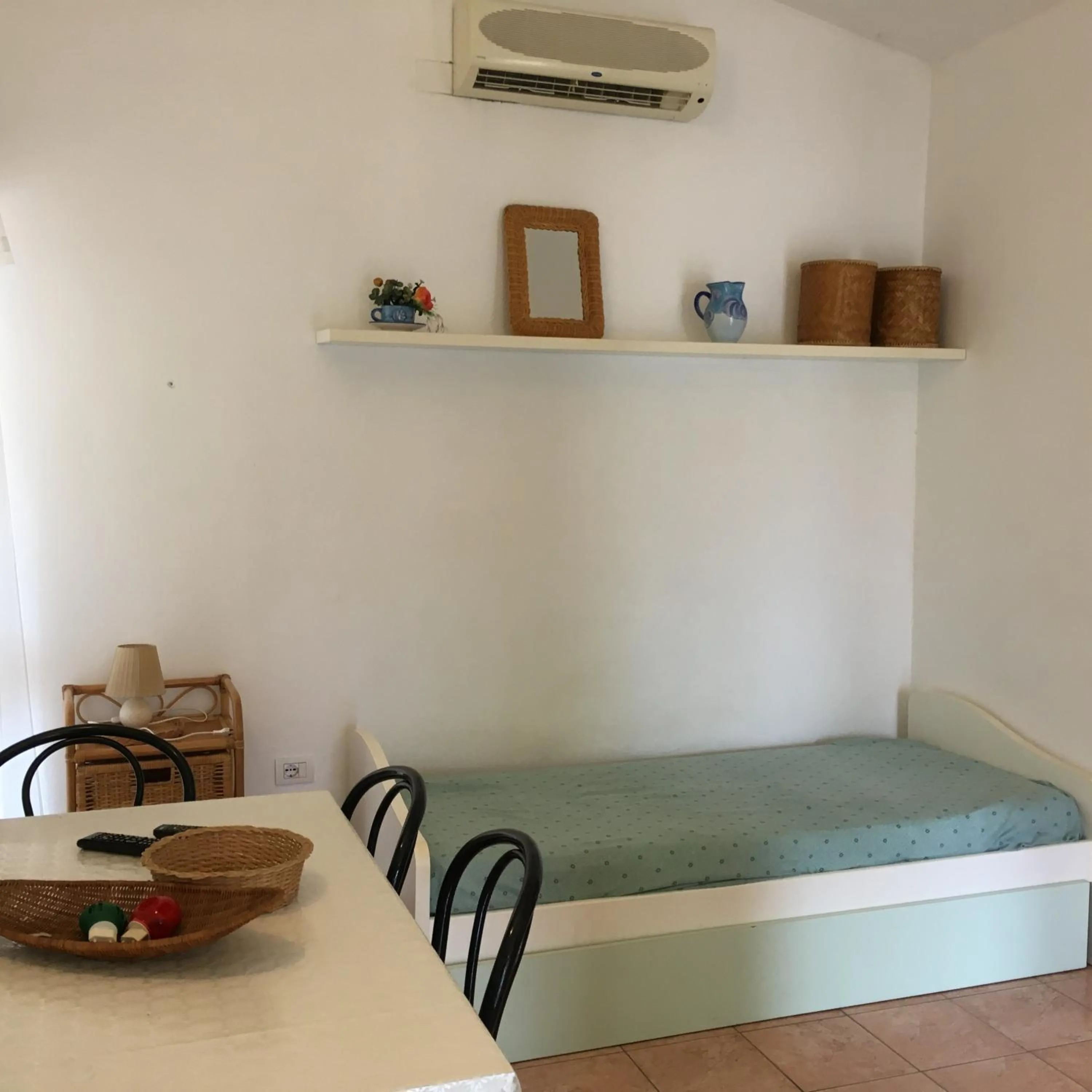 Living room in Mandel Residence by Mandel Club