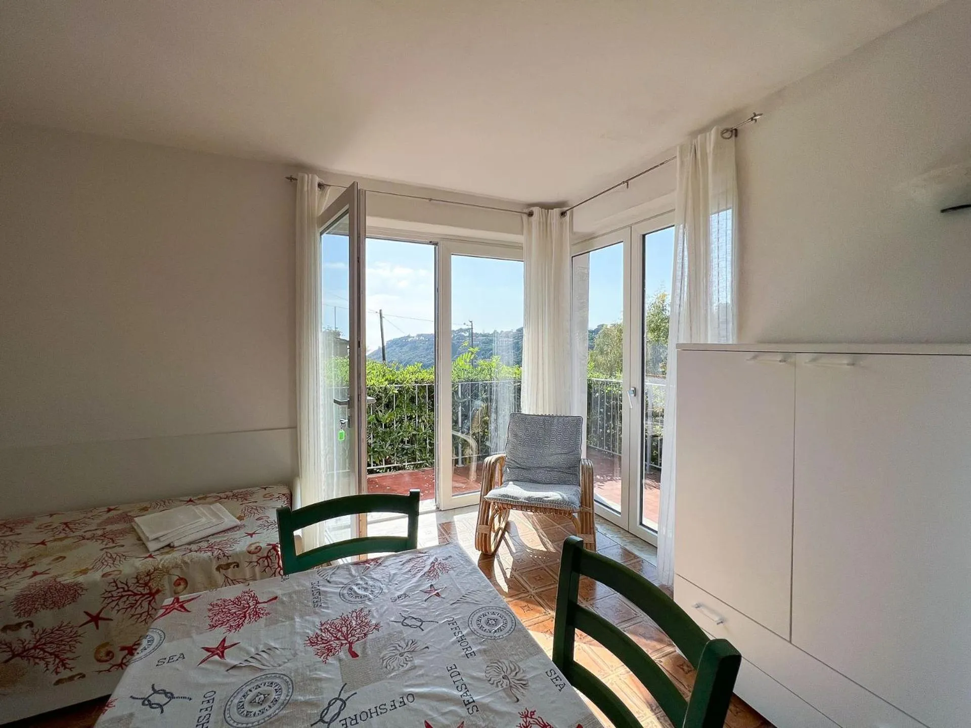Dining area, Bed in Mandel Residence by Mandel Club