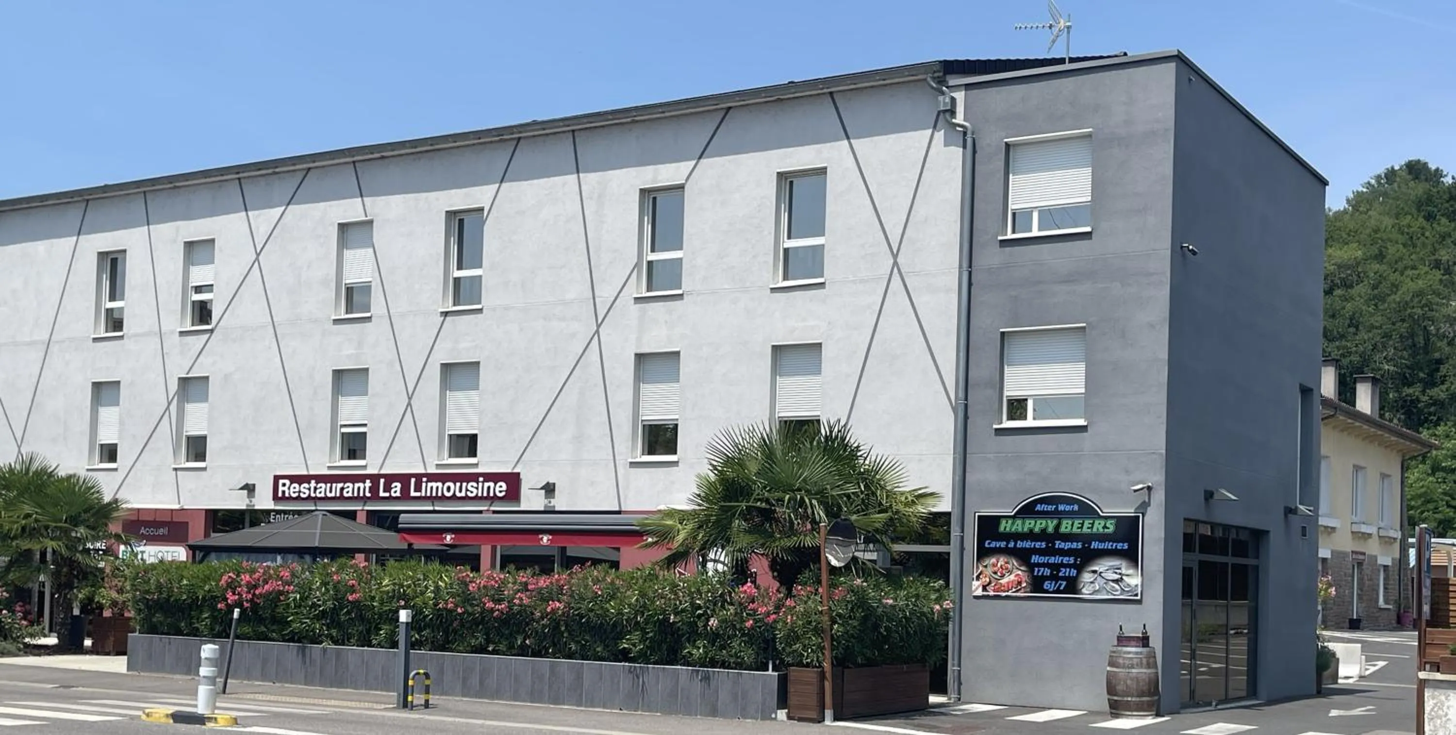 Property building in Brit Hotel Brive La Gaillarde - Restaurant La Limousine