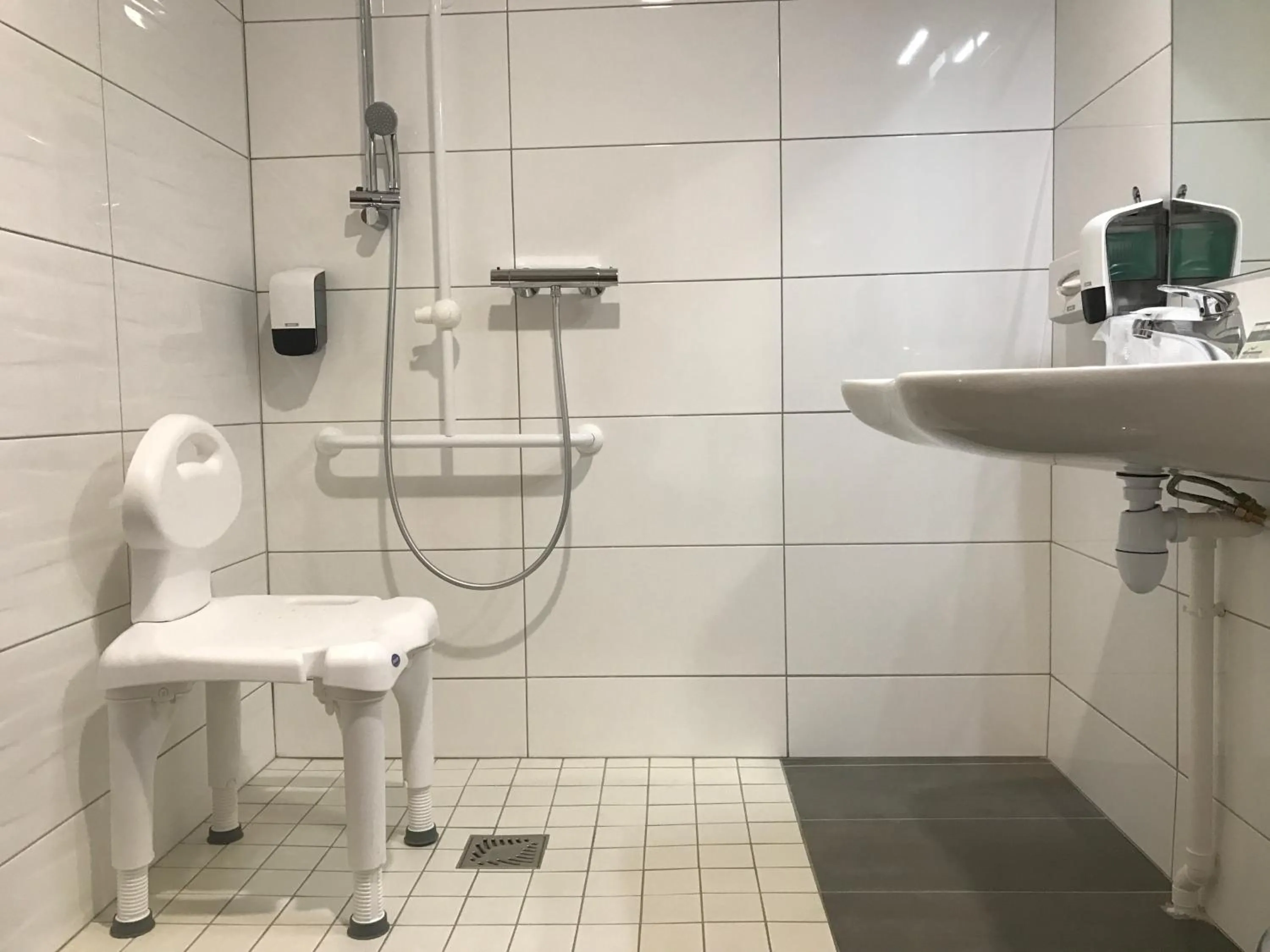 Shower in Brit Hotel Brive La Gaillarde - Restaurant La Limousine