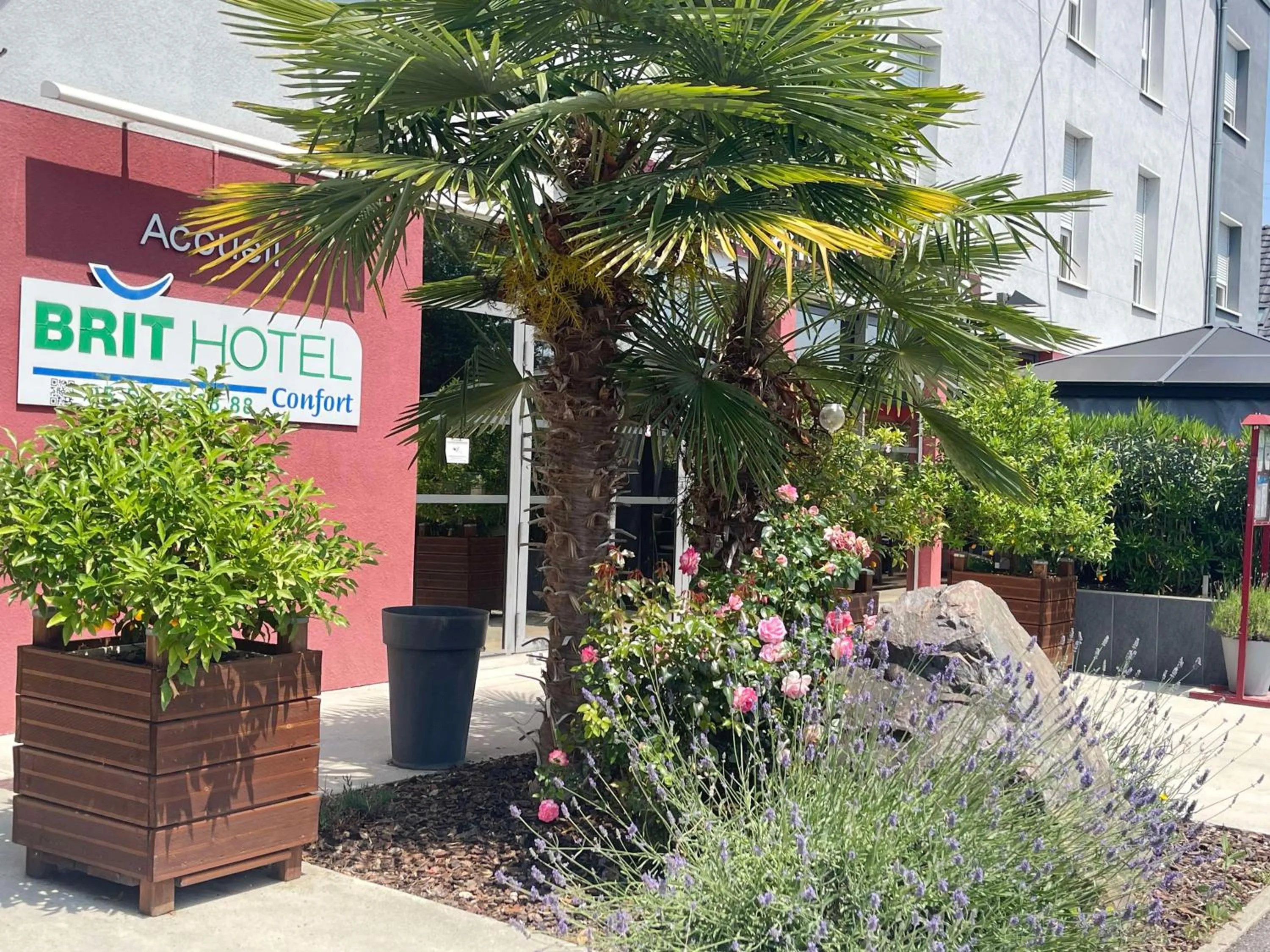 Property building in Brit Hotel Brive La Gaillarde - Restaurant La Limousine