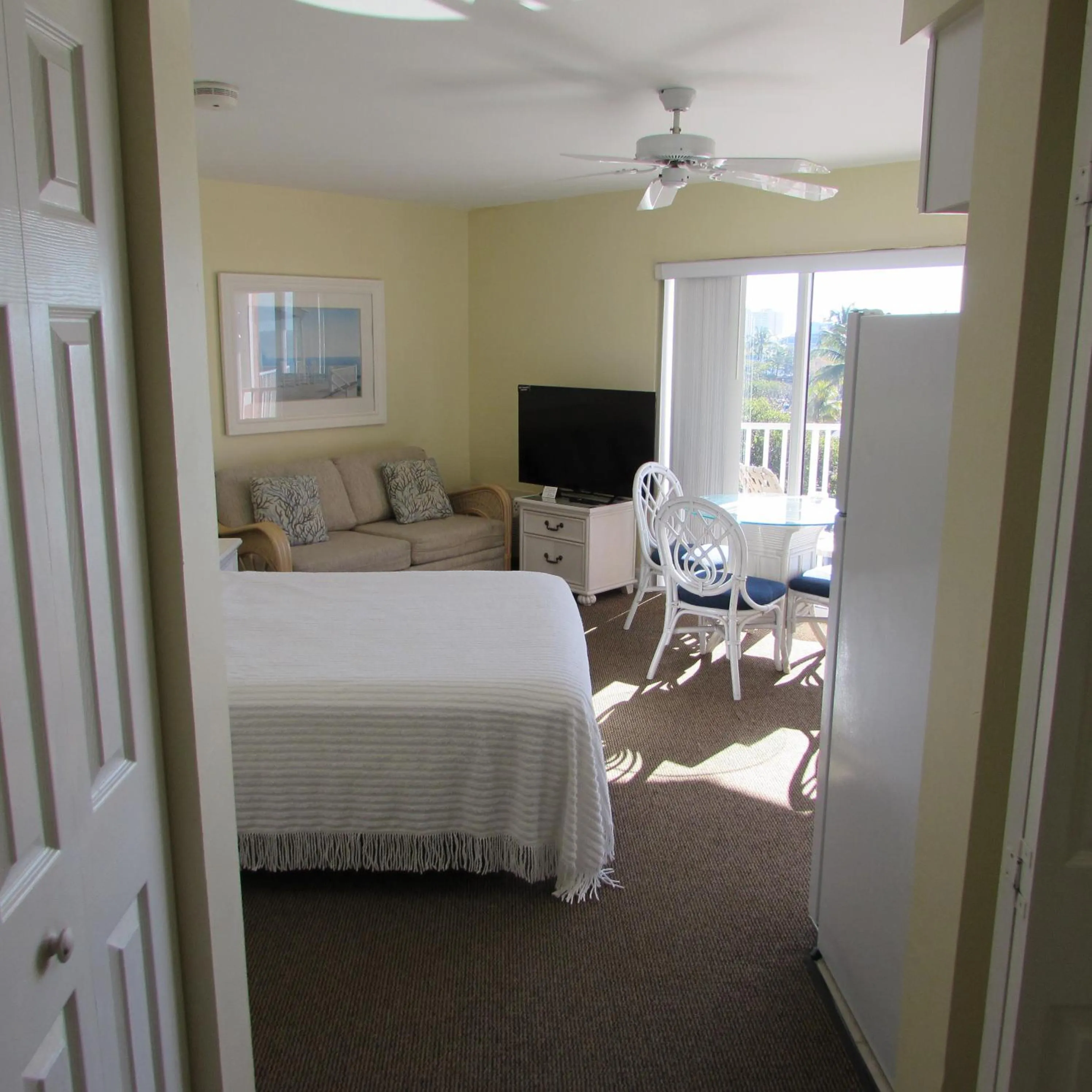 Photo of the whole room in Edison Beach House