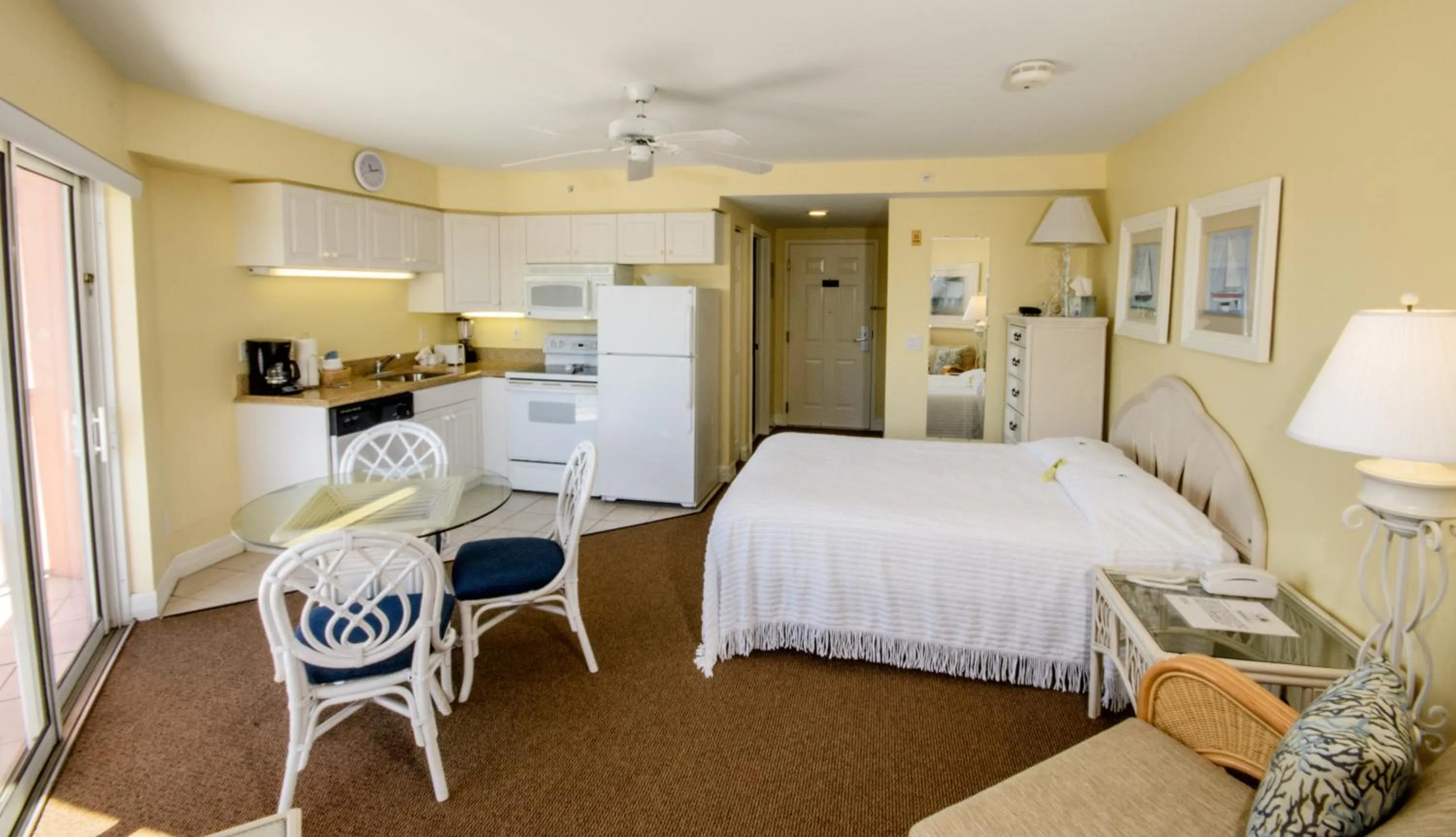 Photo of the whole room in Edison Beach House