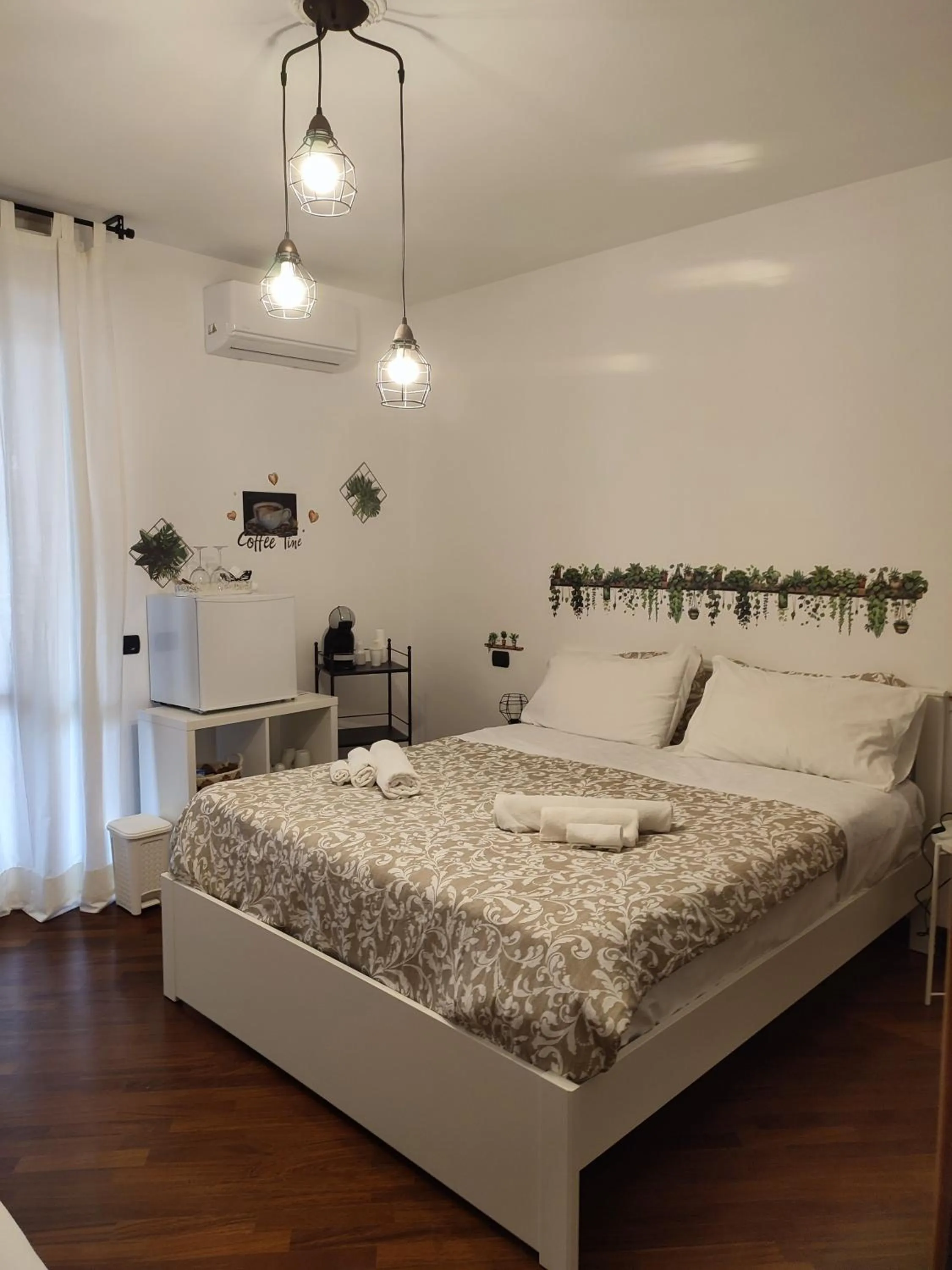 Photo of the whole room, Bed in Leonardo Rome Holidays