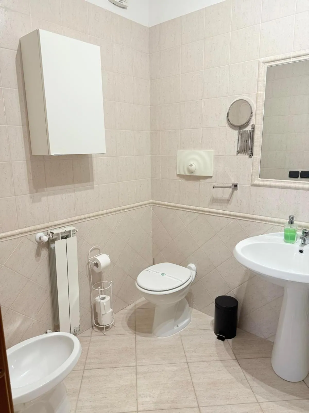 Toilet in Leonardo Rome Holidays