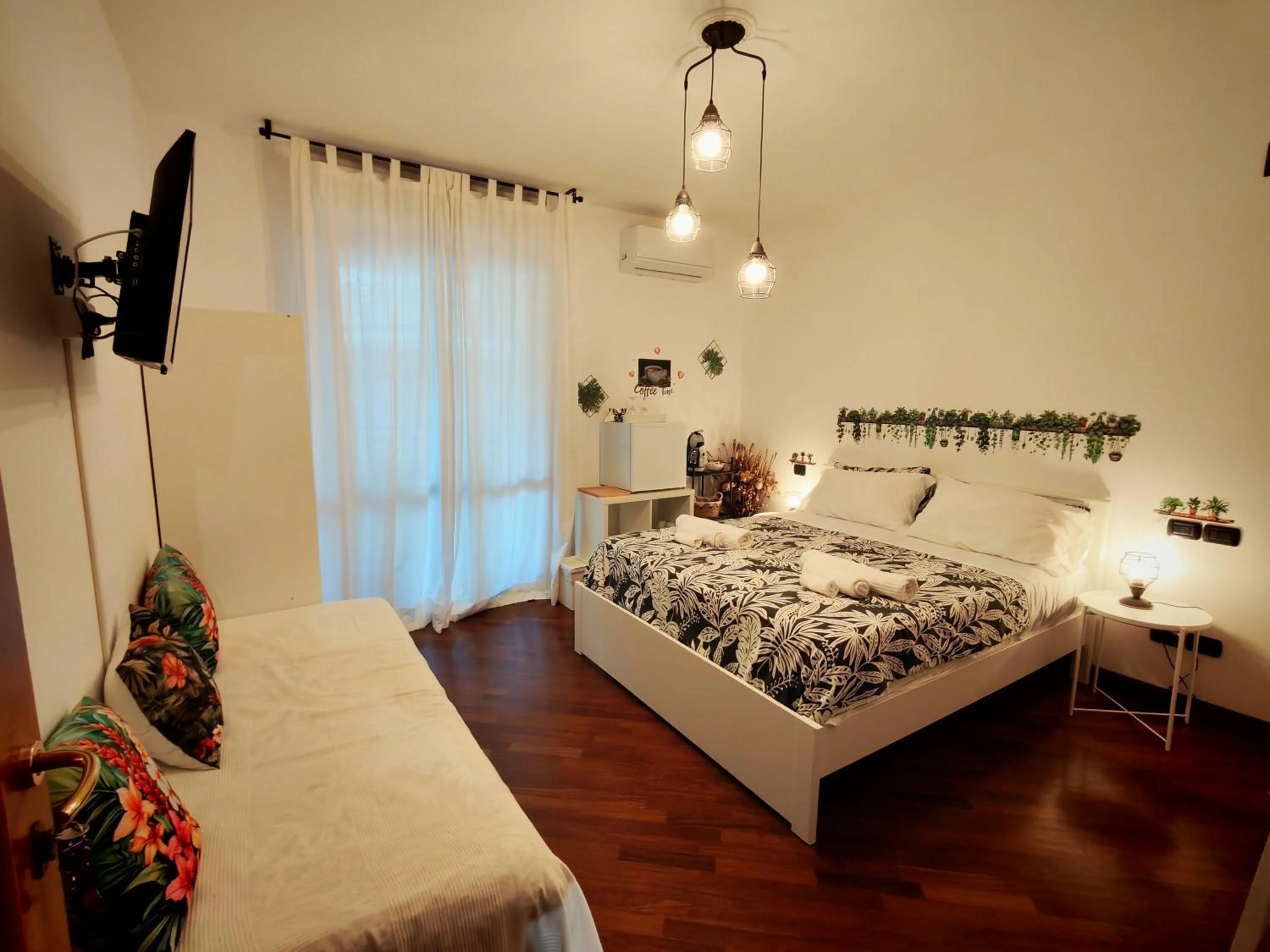 Bed in Leonardo Rome Holidays