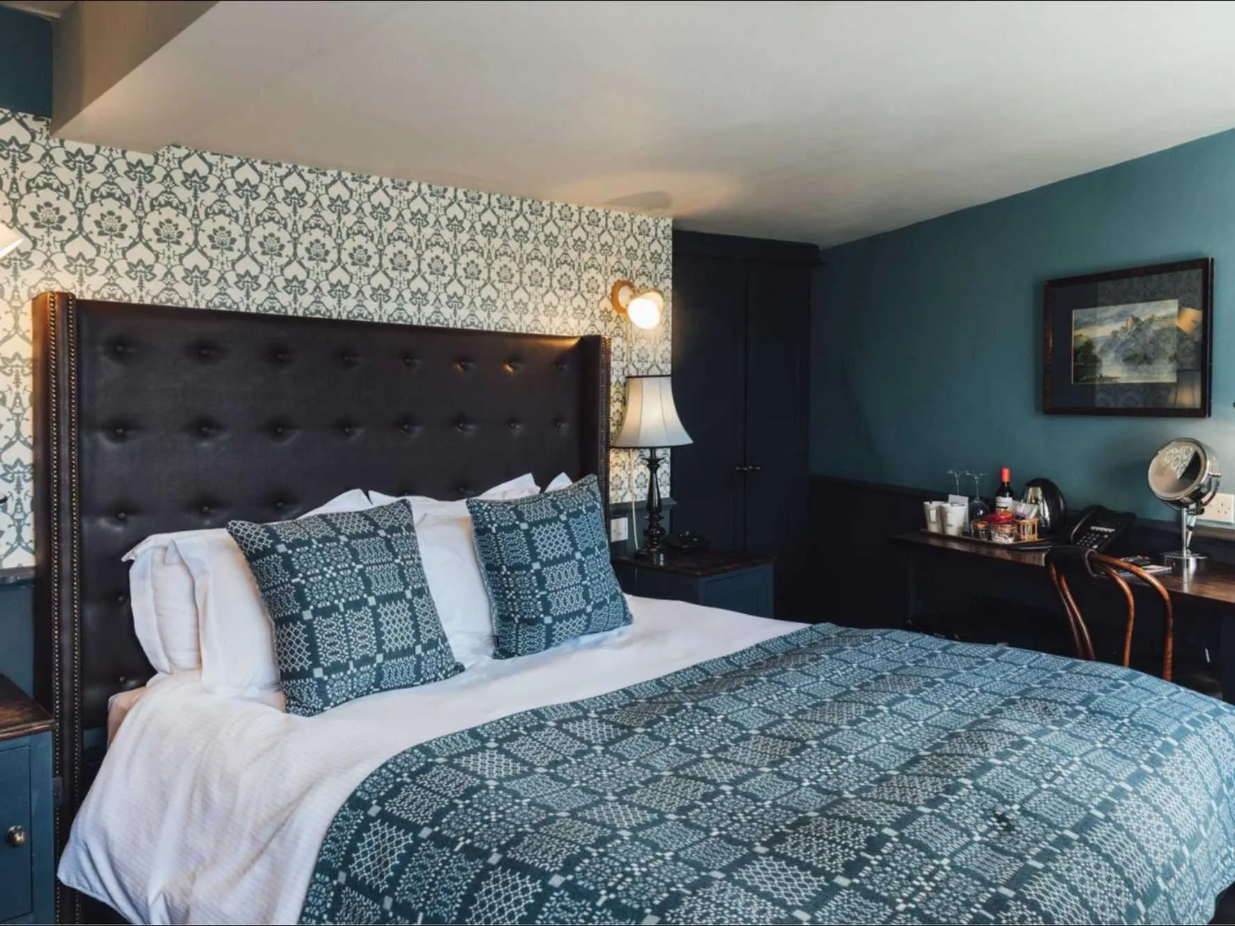 Bed in The Crown And Thistle, Abingdon