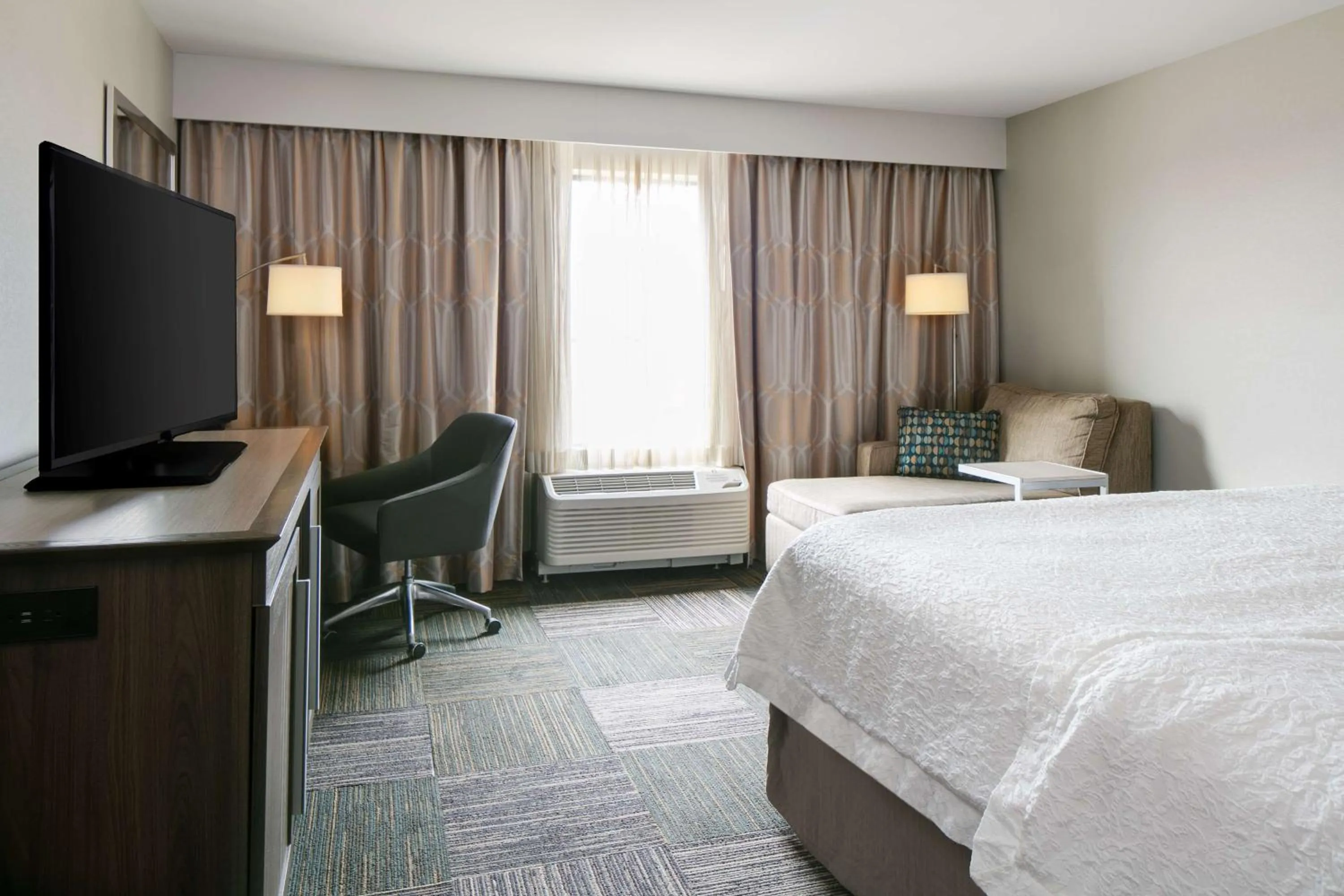 Bedroom, Bed in Hampton Inn & Suites-Hudson Wisconsin