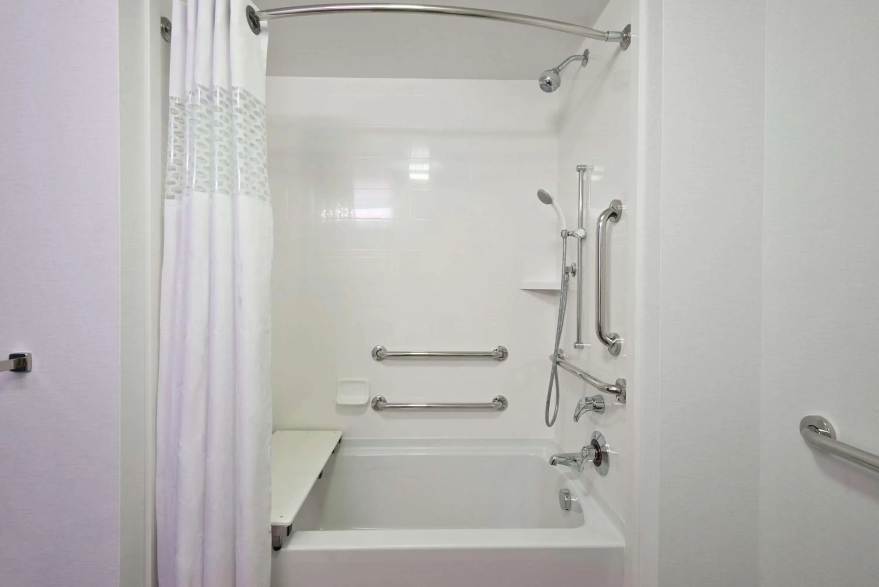 Bathroom in Hampton Inn & Suites North Huntingdon-Irwin, PA