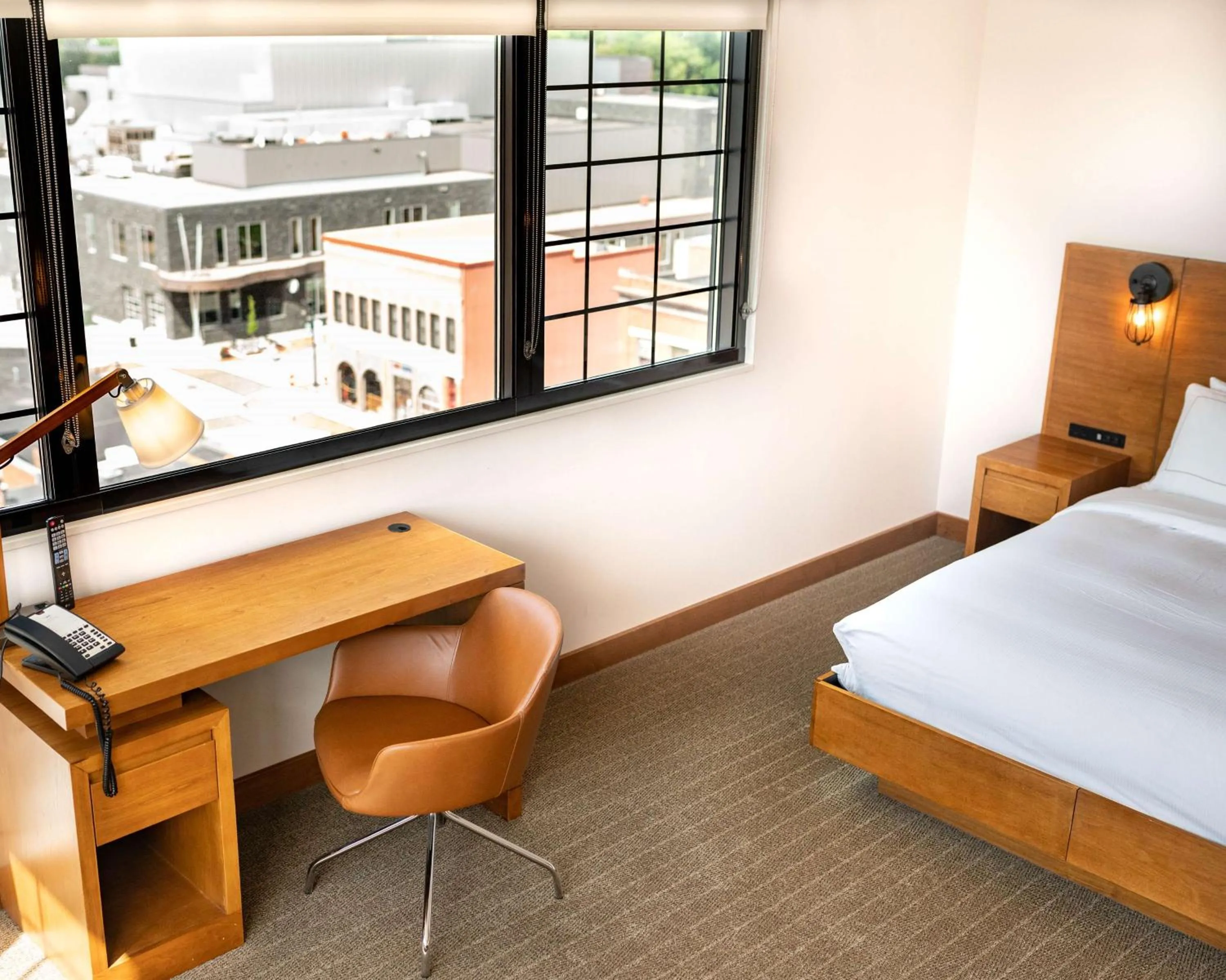 Bedroom, Bed in The Lismore Hotel Eau Claire - a DoubleTree by Hilton