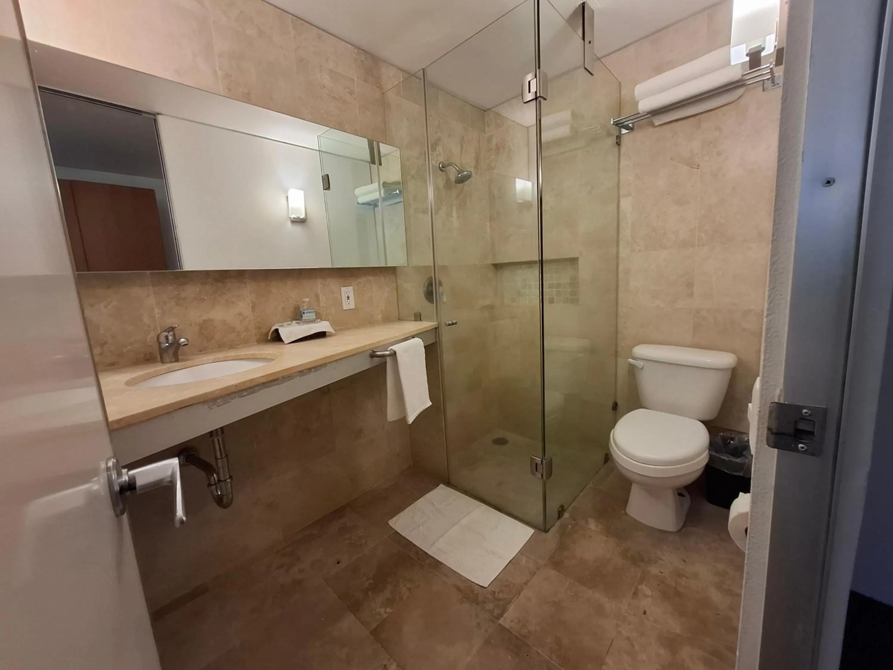 Bathroom in Aristos Express CDMX