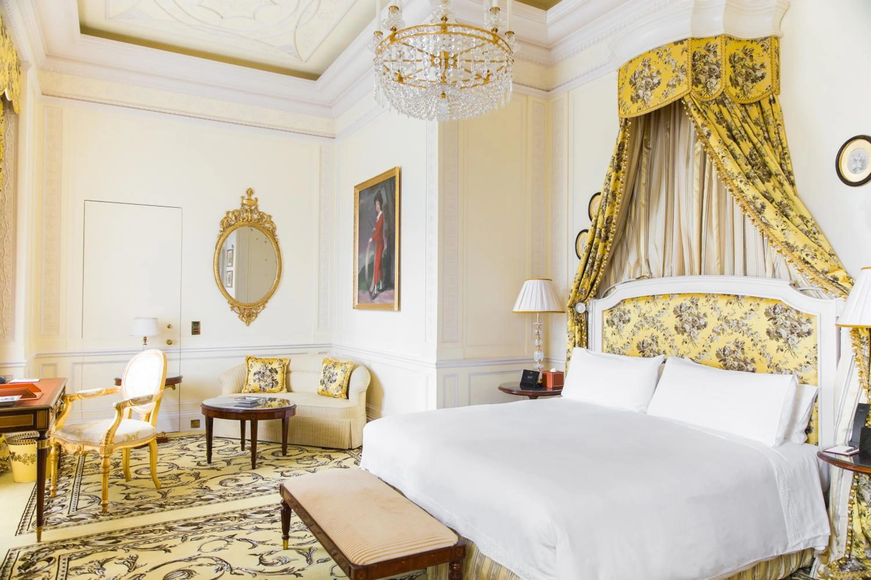 Bedroom, Bed in The Lanesborough, Oetker Hotels