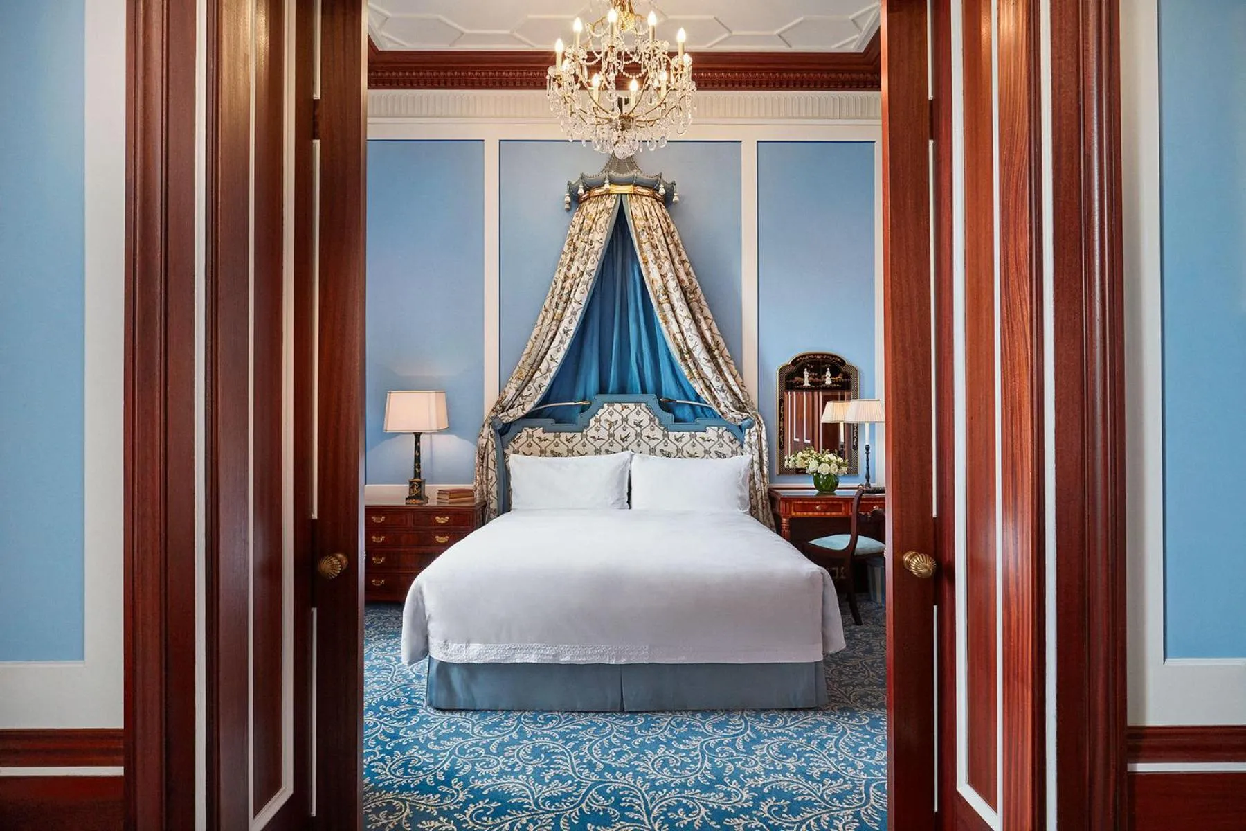 Bed in The Lanesborough, Oetker Hotels