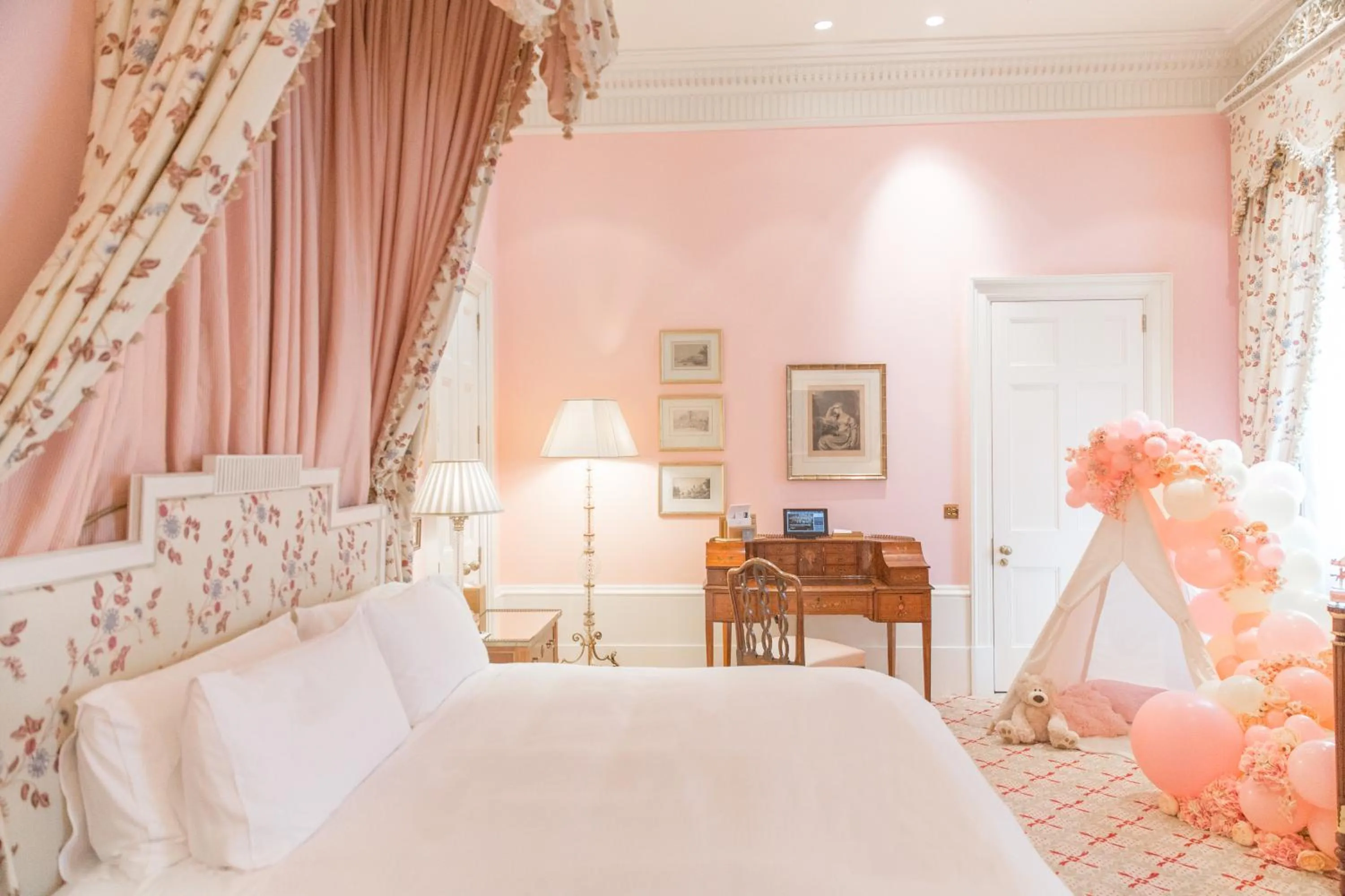 Bedroom, Bed in The Lanesborough, Oetker Hotels