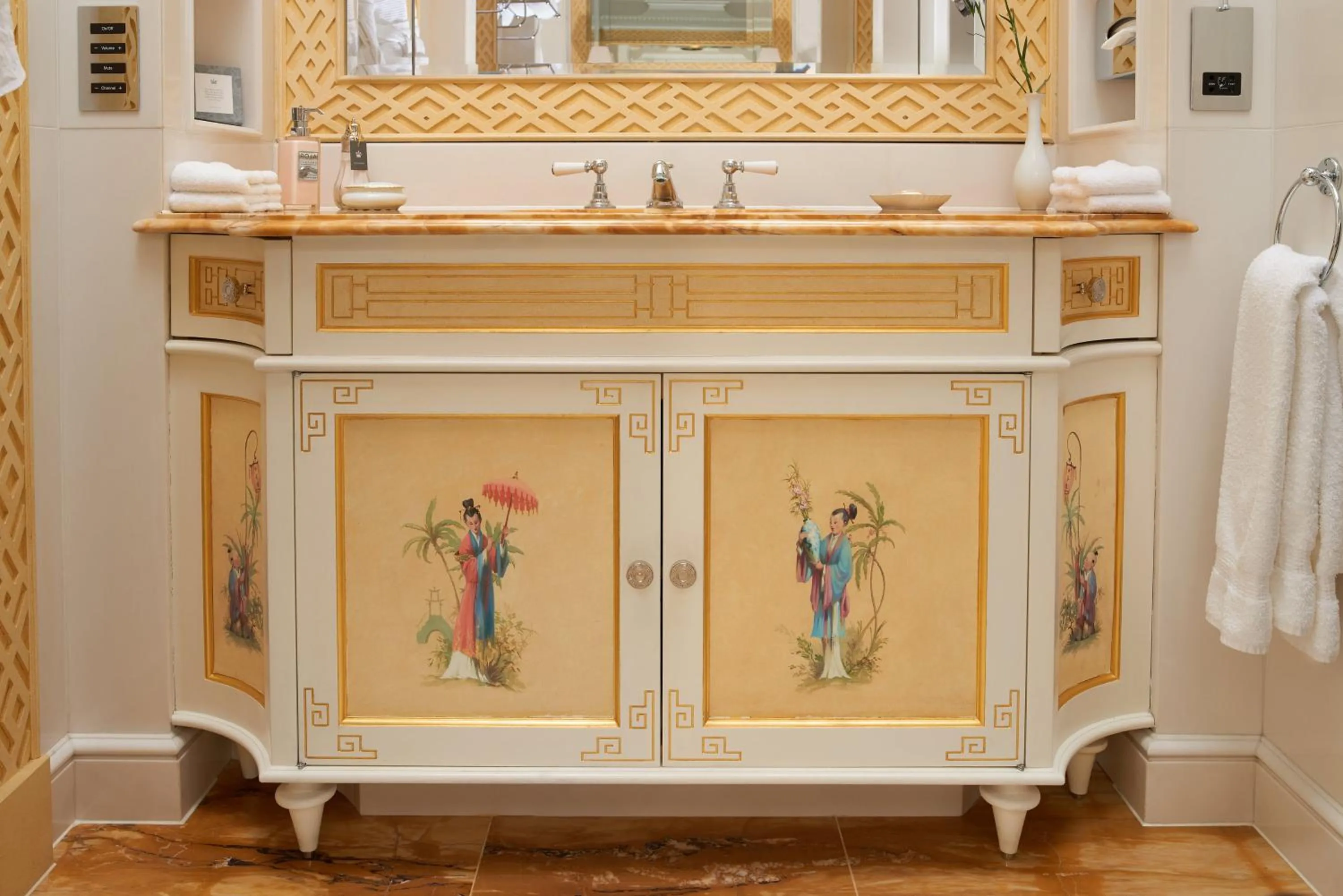 Bathroom in The Lanesborough, Oetker Hotels