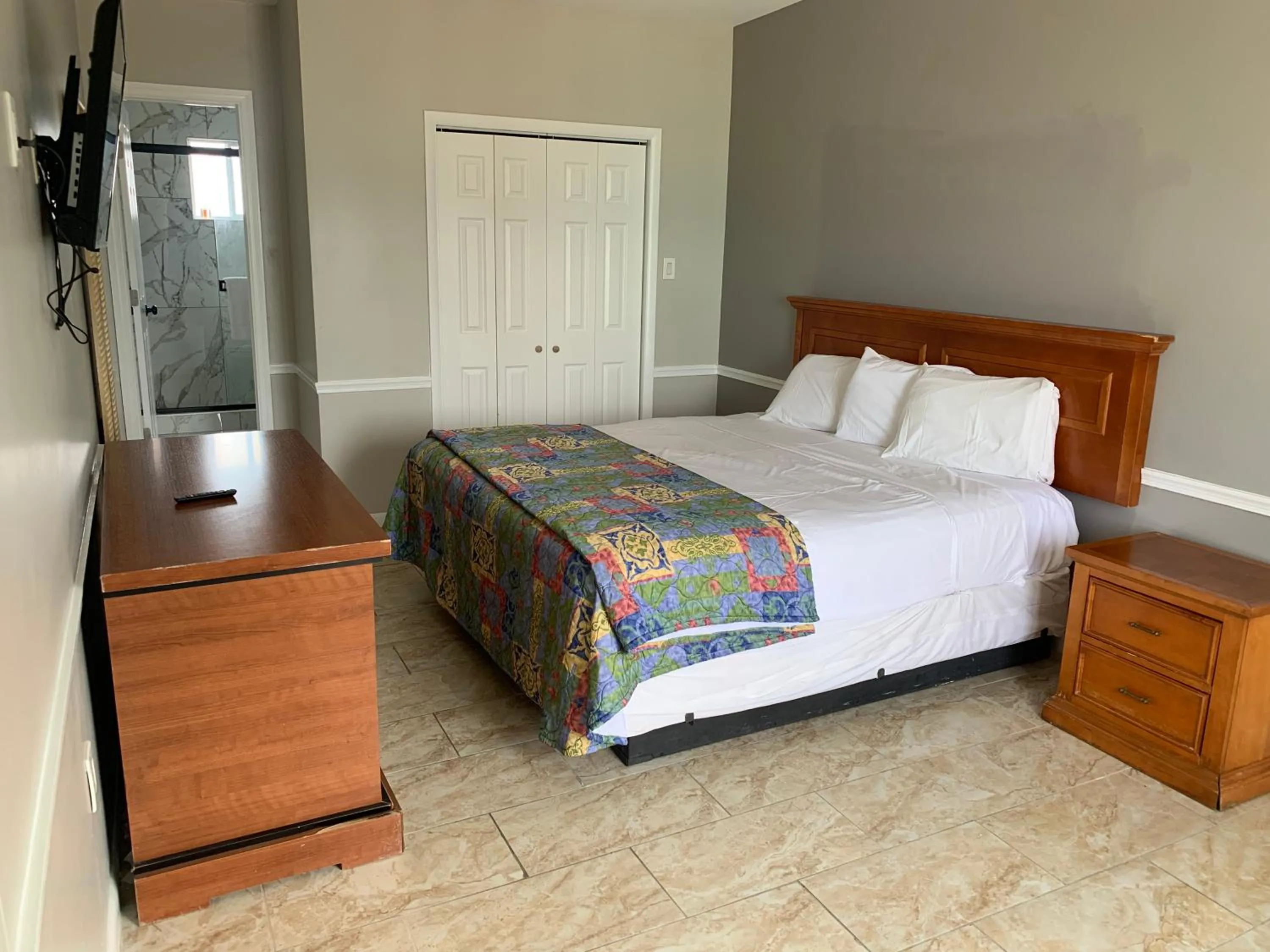 Bedroom, Bed in Paradise Inn