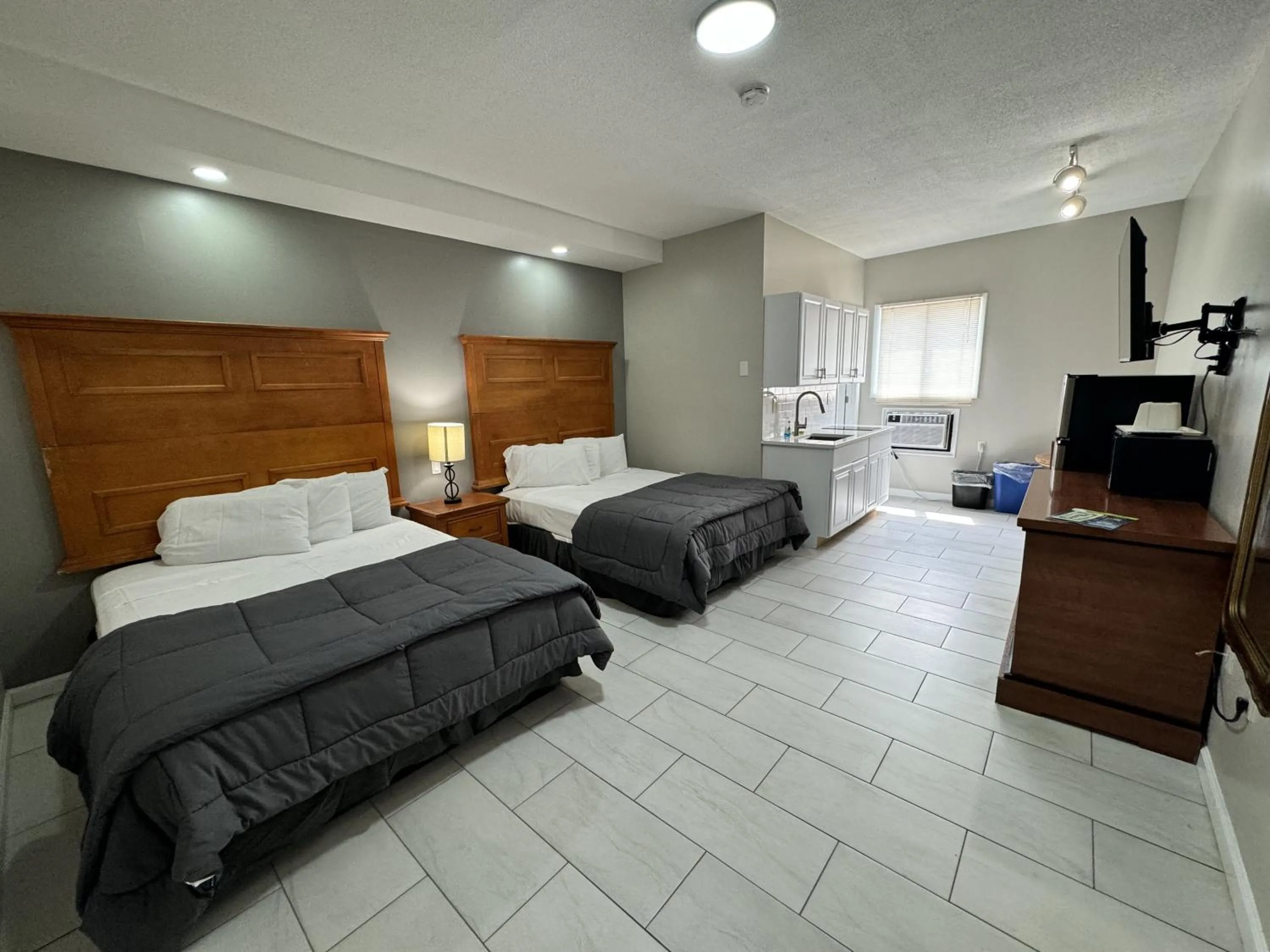 Photo of the whole room, Bed in Paradise Inn