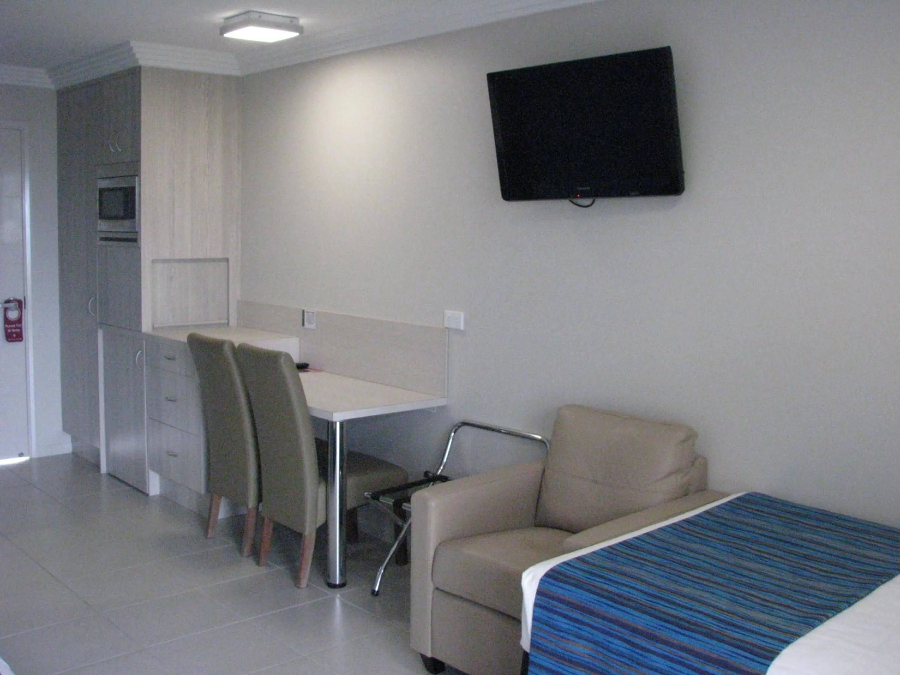 Coffee/tea facilities, Bed in Cardwell Beachcomber Motel & Tourist Park