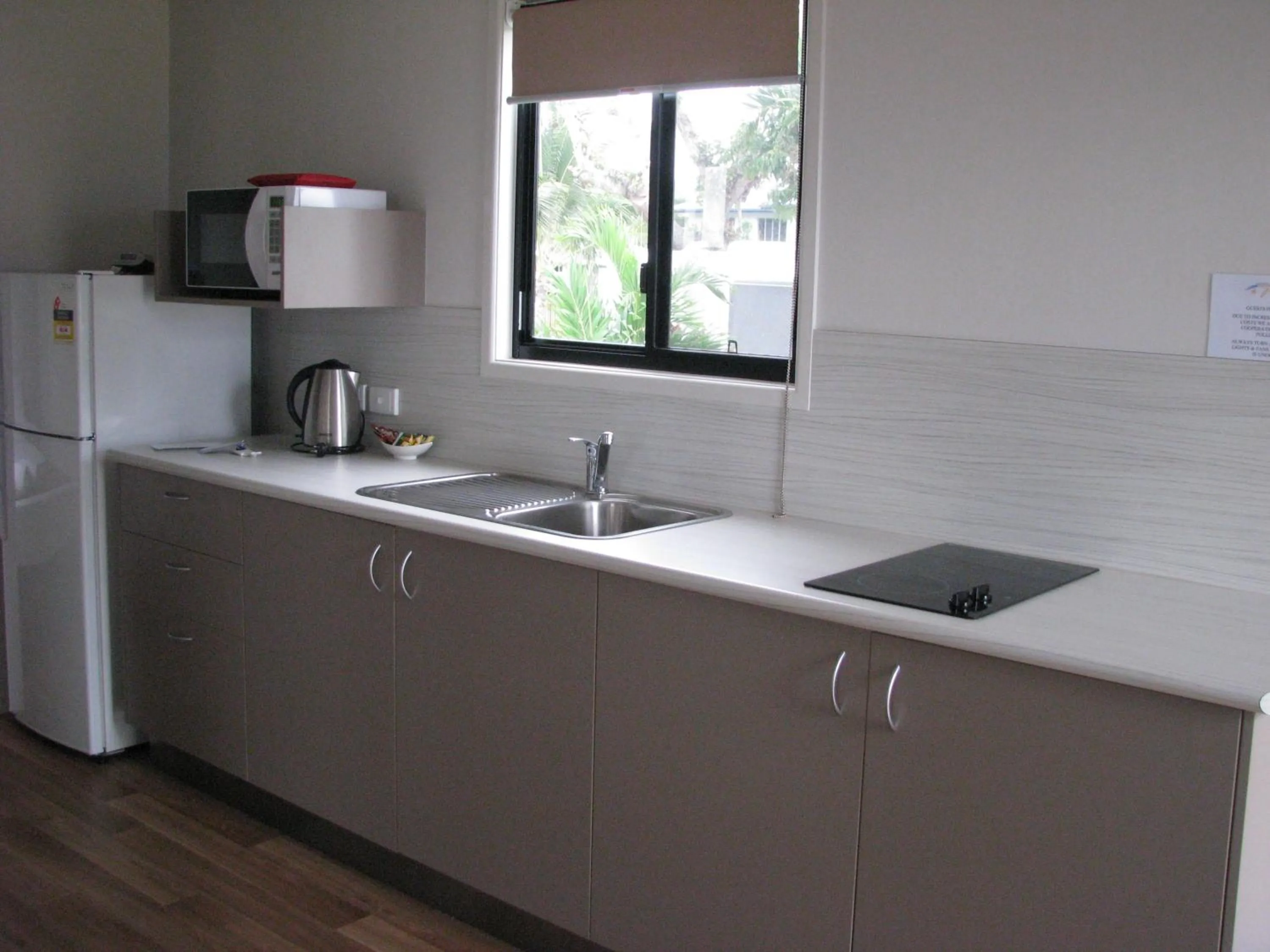Kitchen or kitchenette in Cardwell Beachcomber Motel & Tourist Park