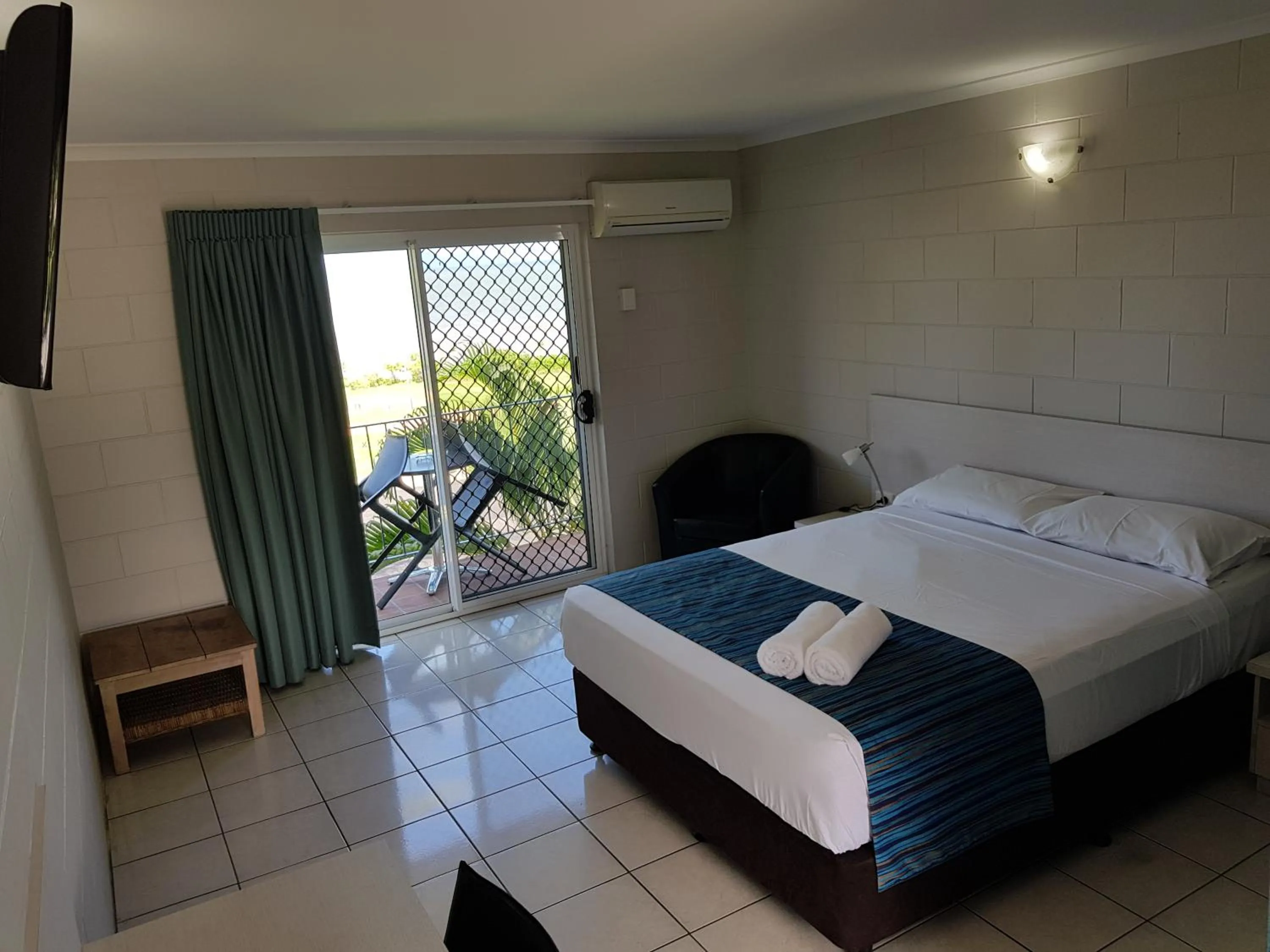 Bed in Cardwell Beachcomber Motel & Tourist Park