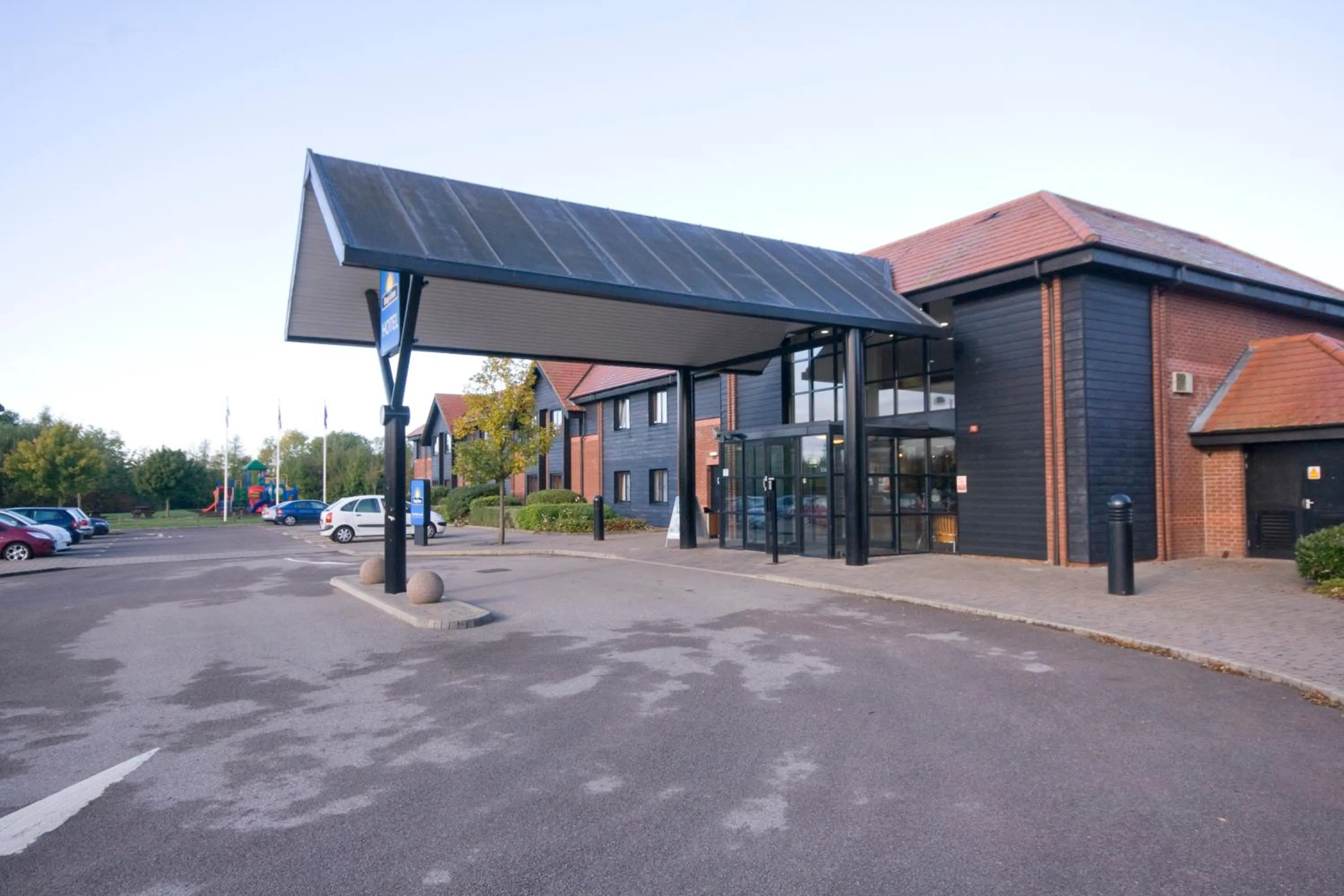 Facade/entrance in Days Inn Stevenage North