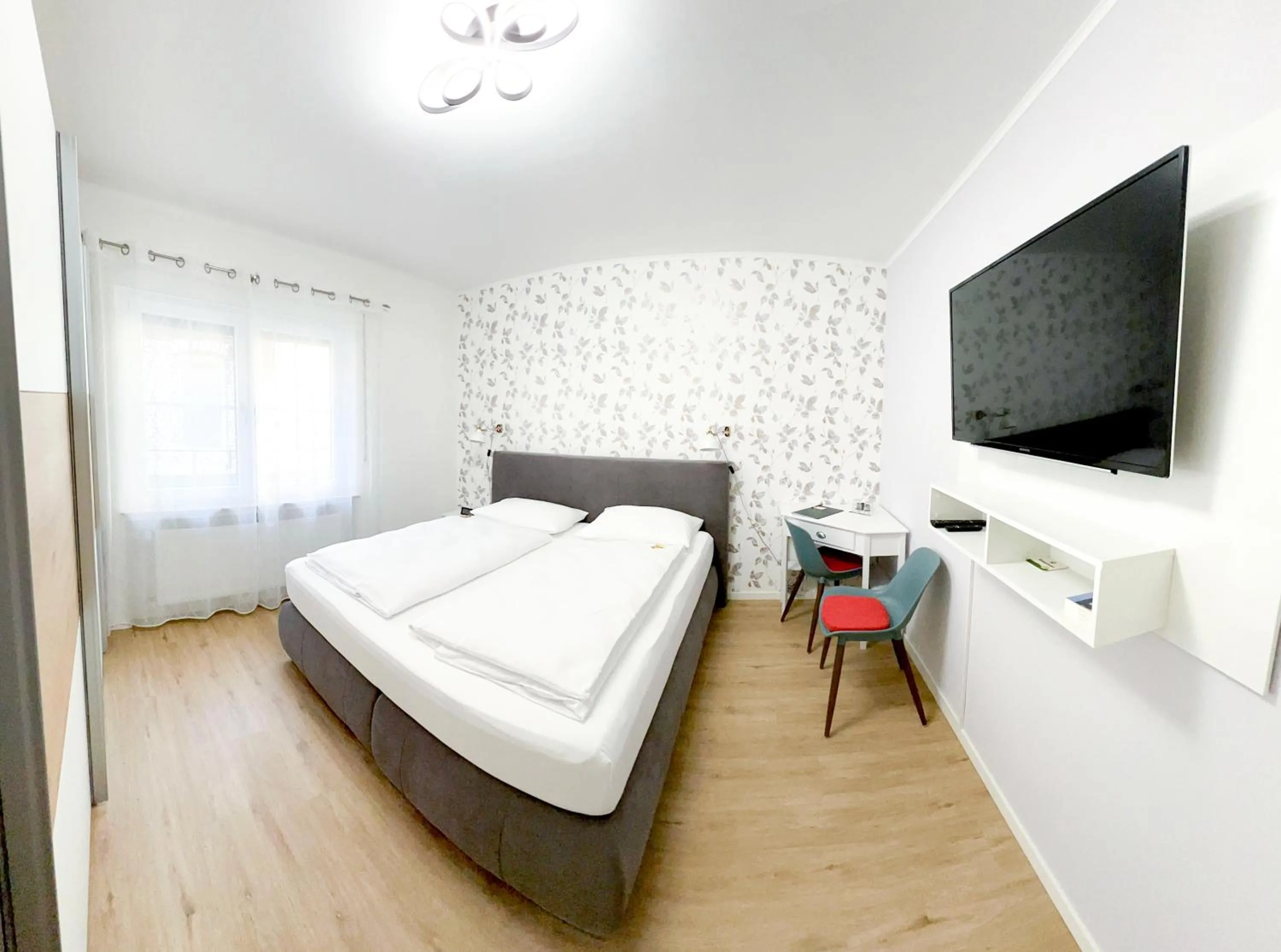 Bathroom, Bed in Hotel zur Loreley - Garni