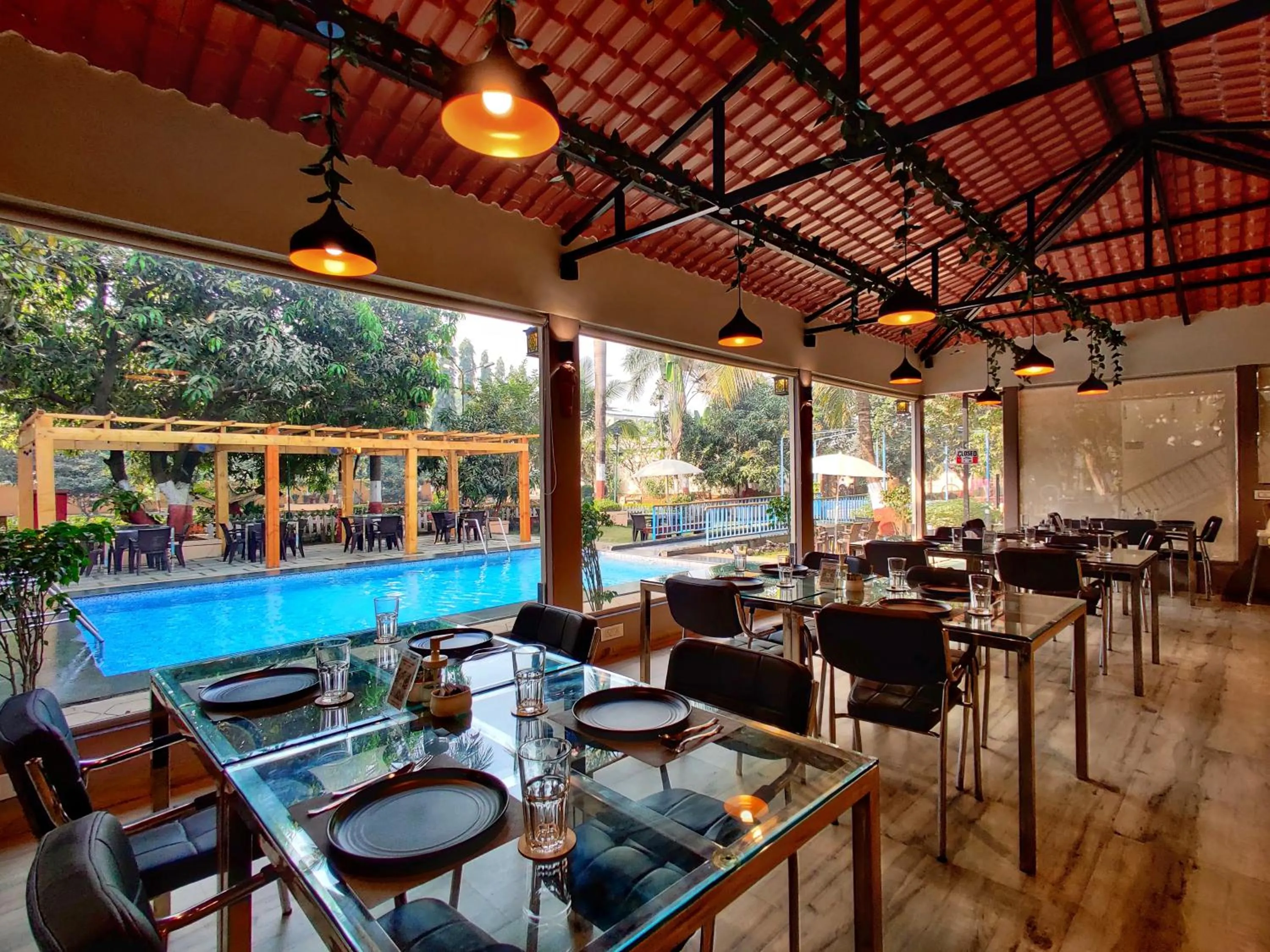 Restaurant/places to eat in Pushp Vatika Resort & Lawns