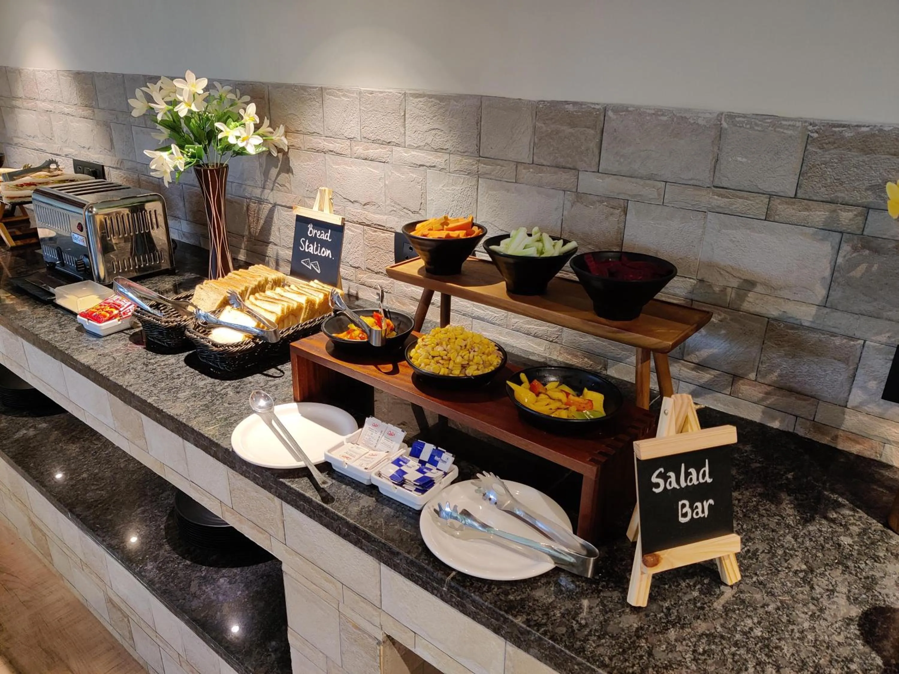 Restaurant/places to eat in Pushp Vatika Resort & Lawns