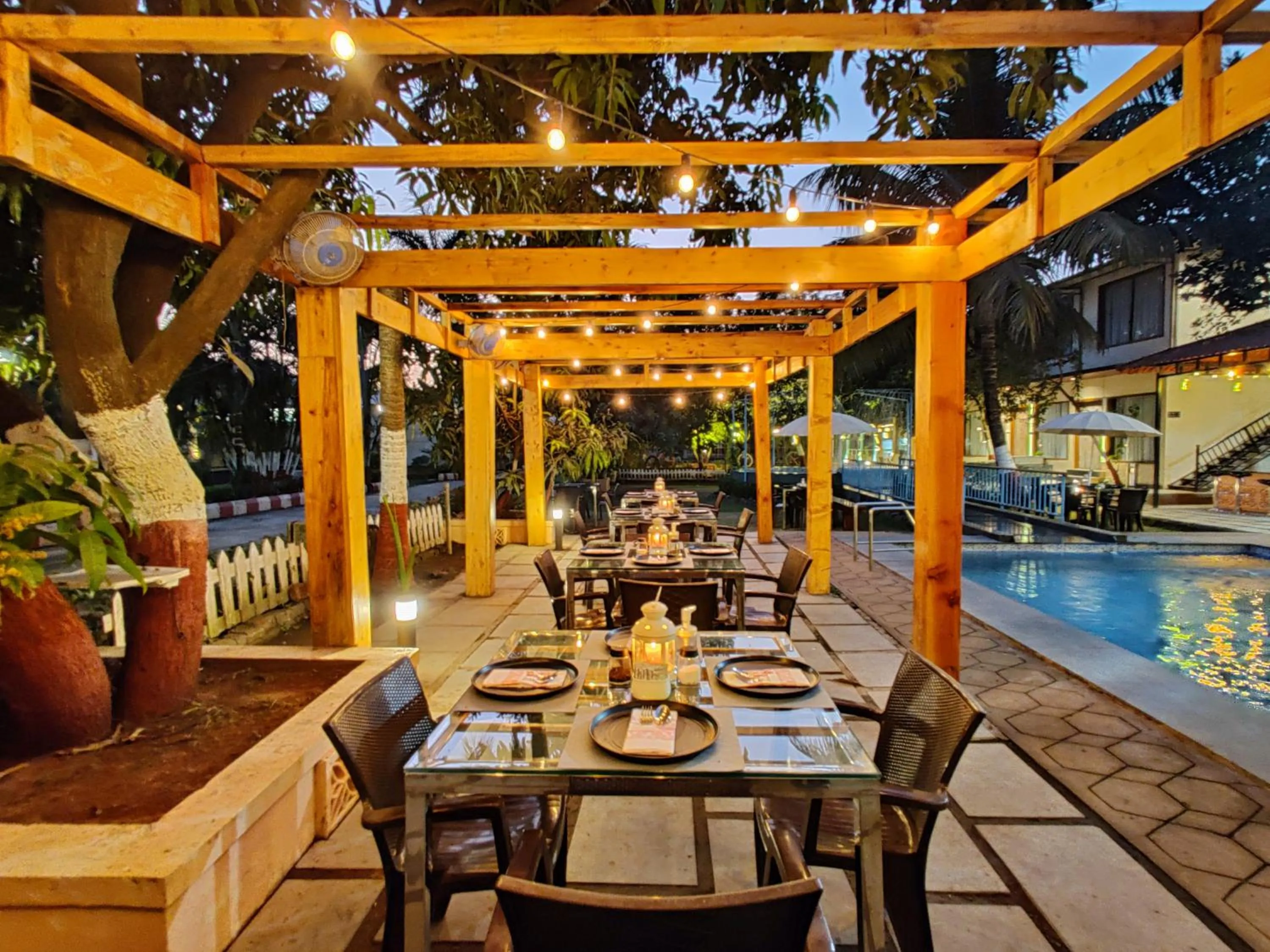 Restaurant/places to eat in Pushp Vatika Resort & Lawns