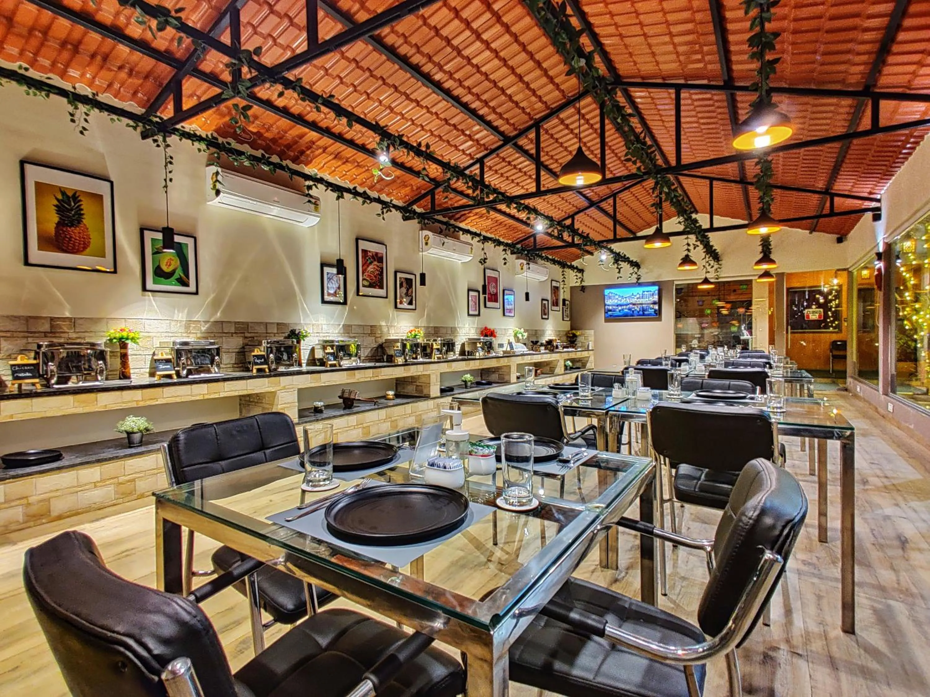 Restaurant/places to eat in Pushp Vatika Resort & Lawns