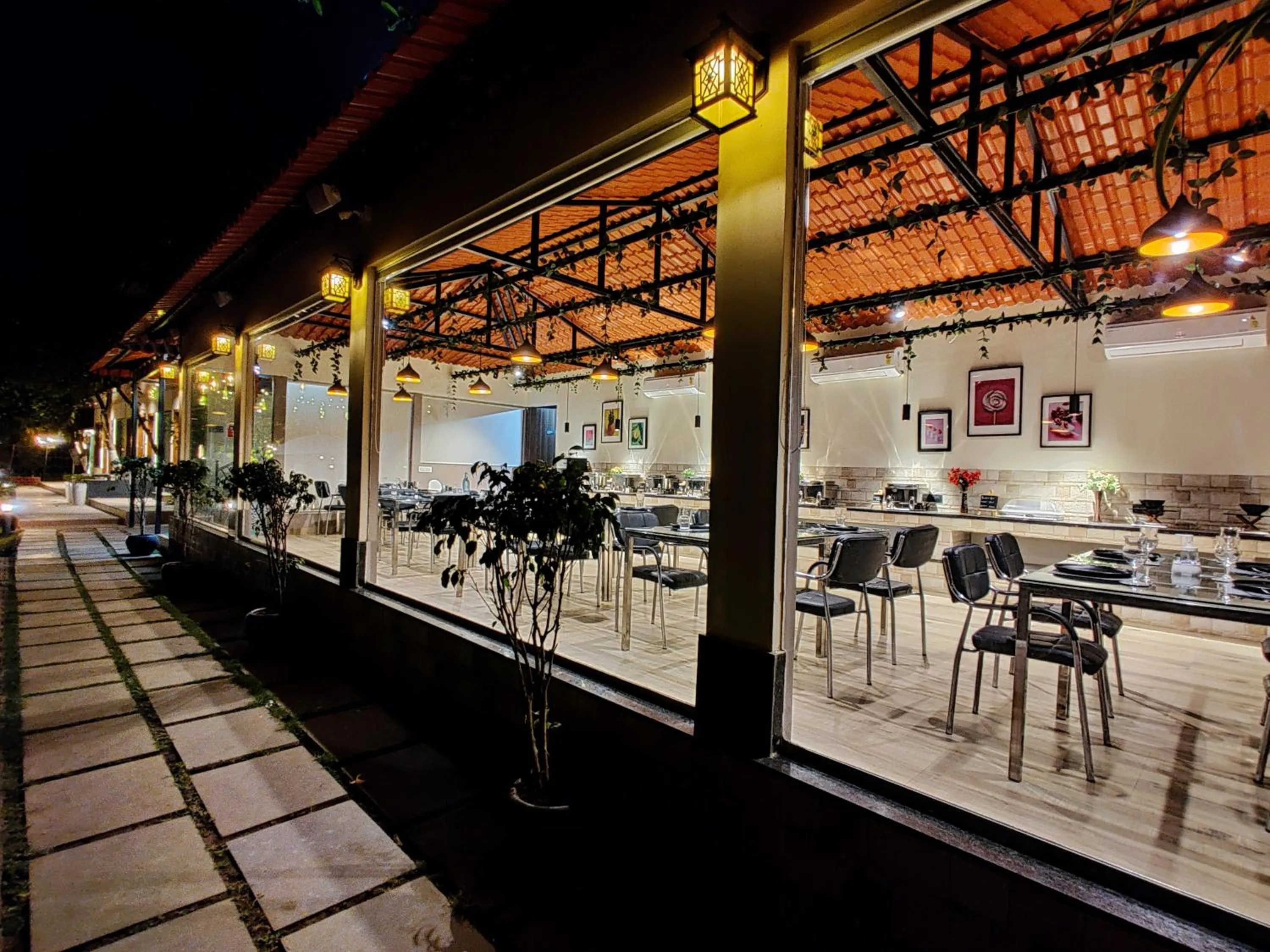Restaurant/places to eat in Pushp Vatika Resort & Lawns