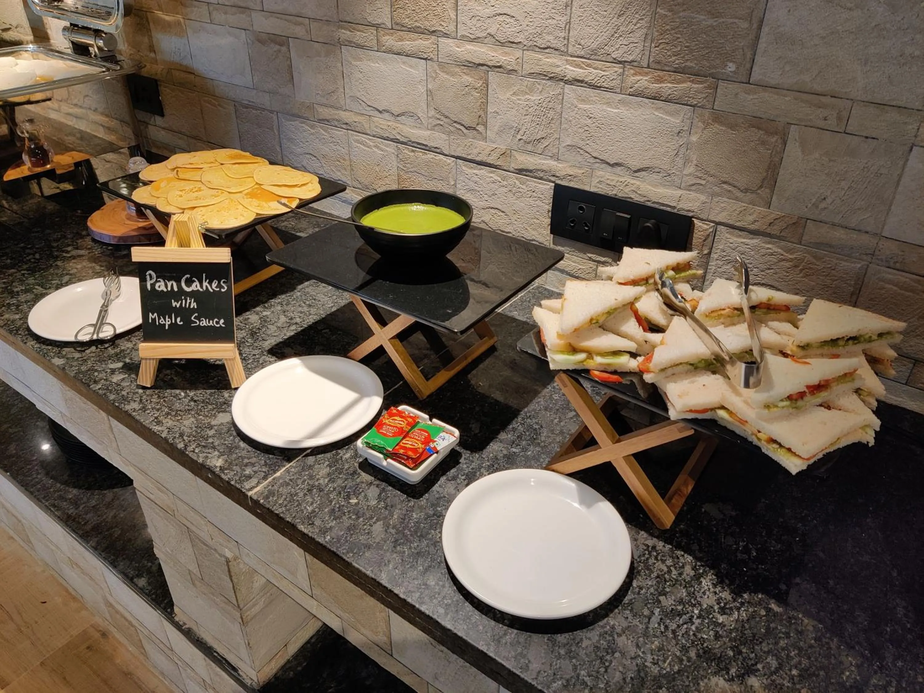 Restaurant/places to eat in Pushp Vatika Resort & Lawns