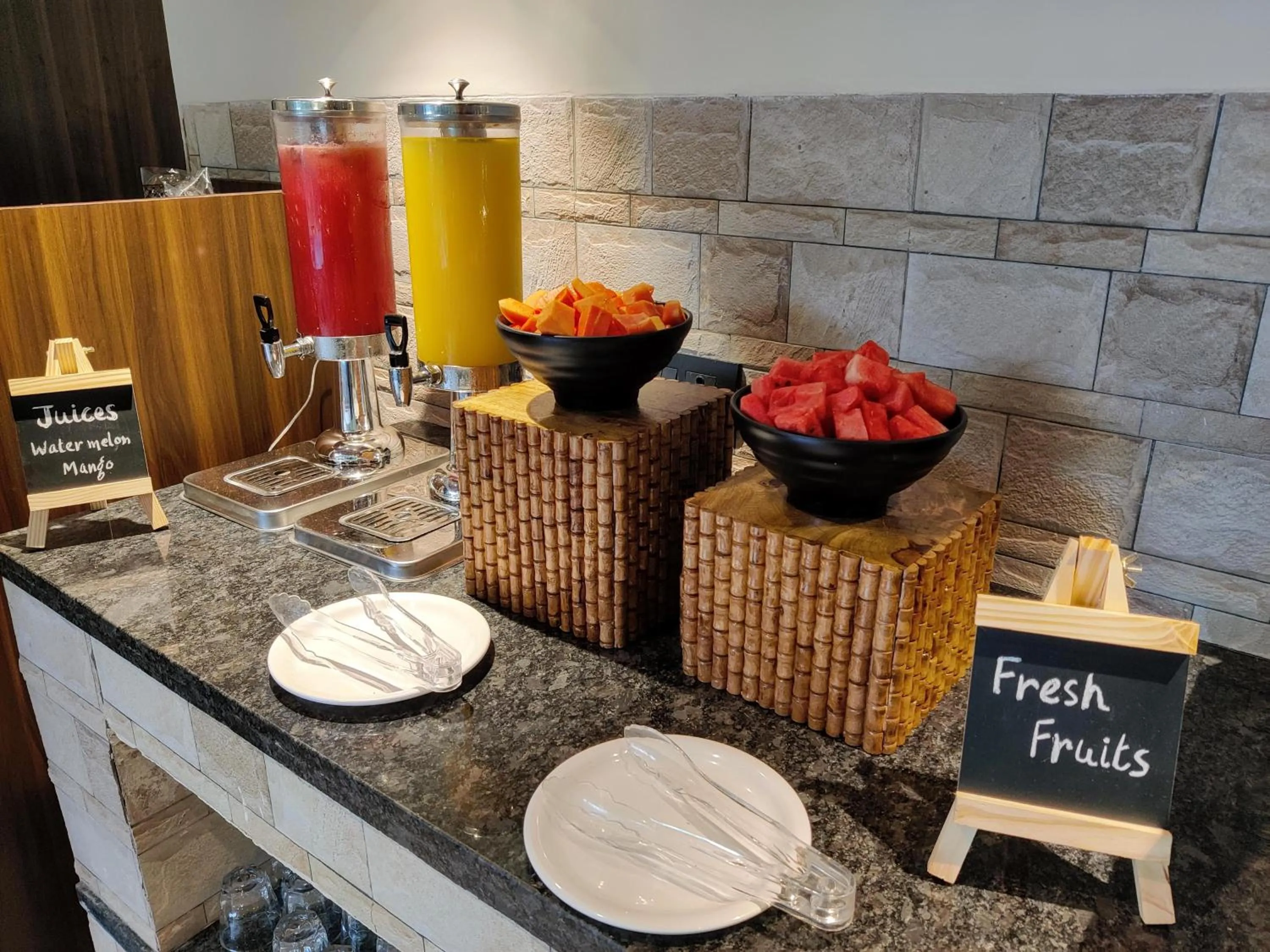 Restaurant/places to eat in Pushp Vatika Resort & Lawns