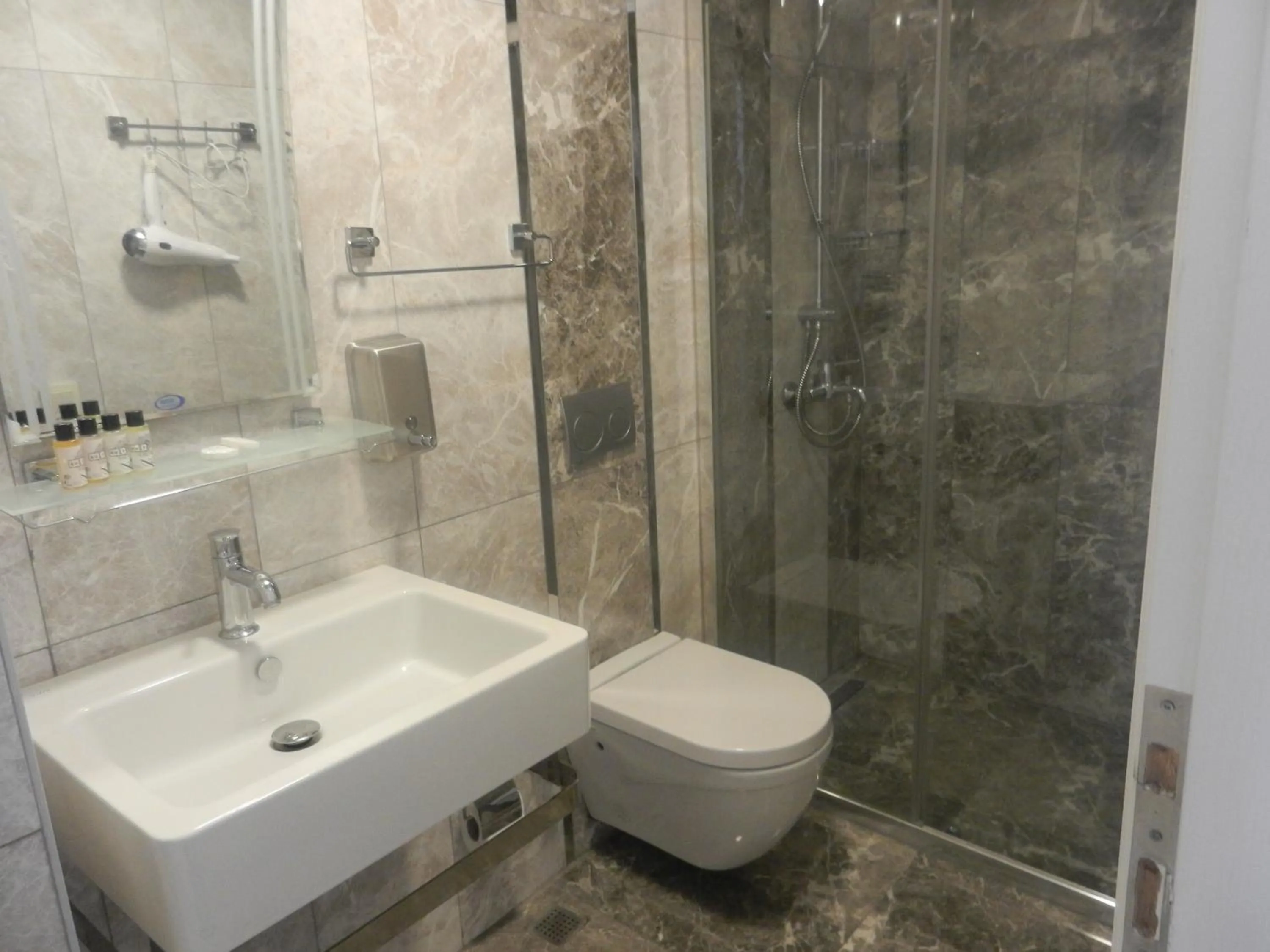 Shower in Nisa Apart Sultanahmet