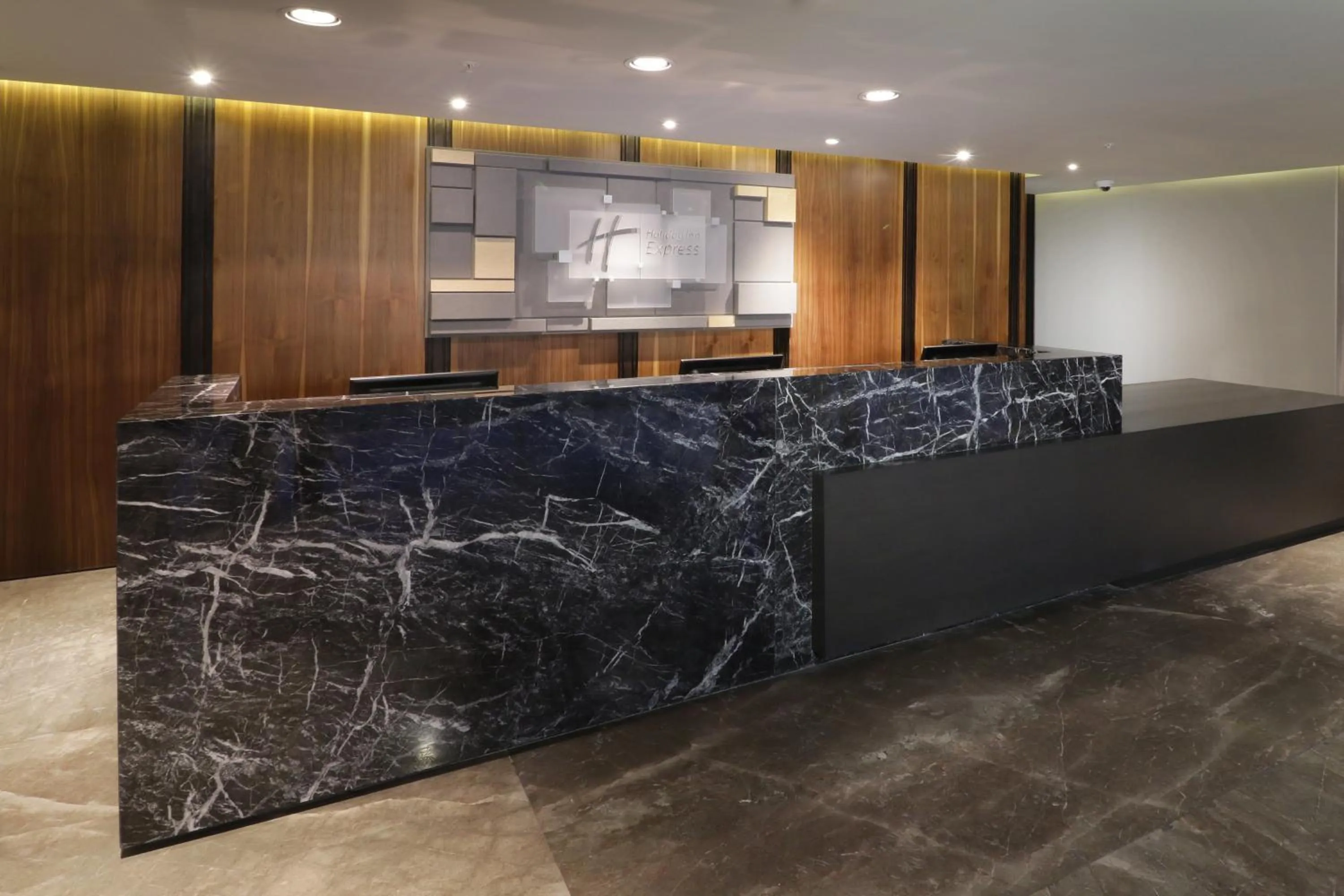 Property building in Holiday Inn Express & Suites Monterrey Valle by IHG