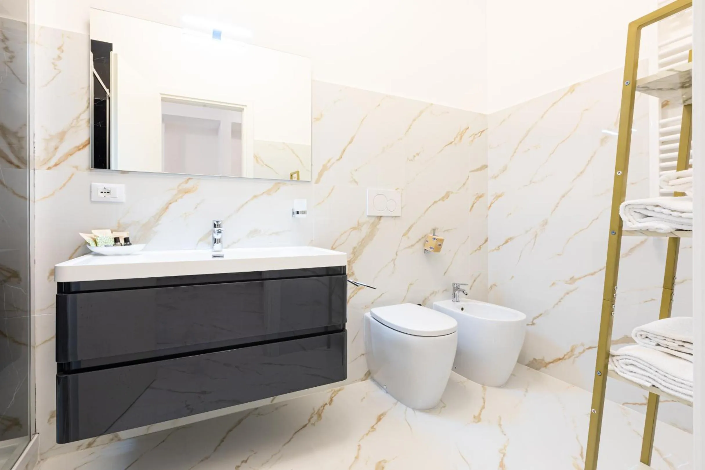 Toilet in Il Monastero Collection